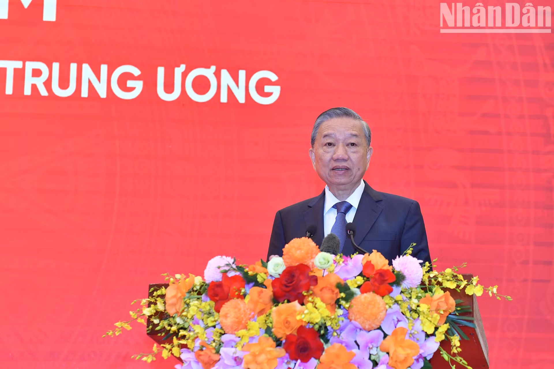 苏林总书记发表讲话。