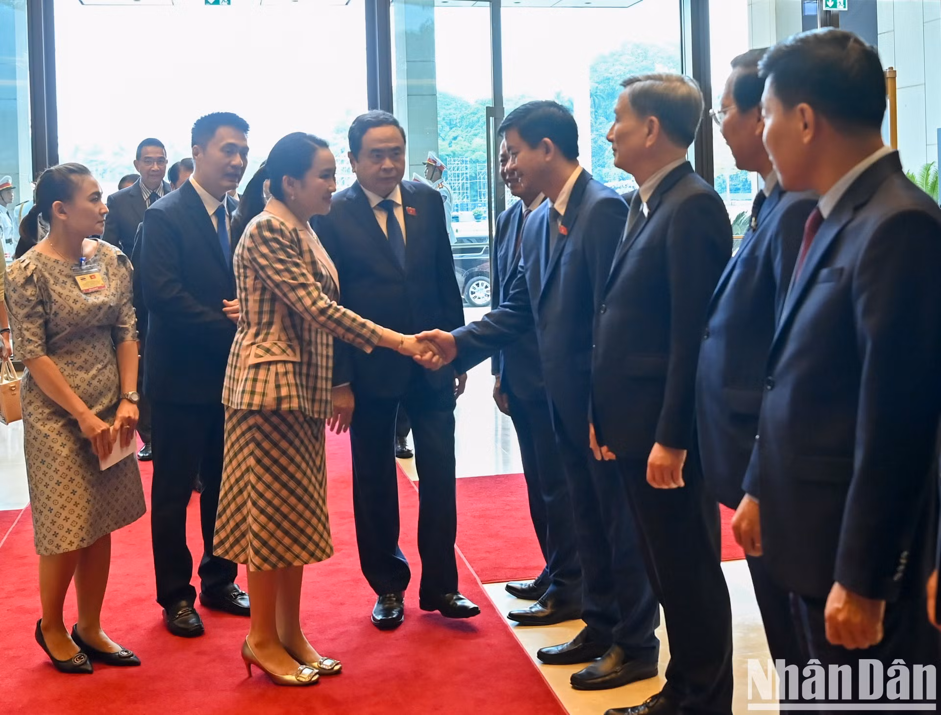 国会主席陈青敏向泰国总理佩通坦·钦那瓦介绍越南代表。