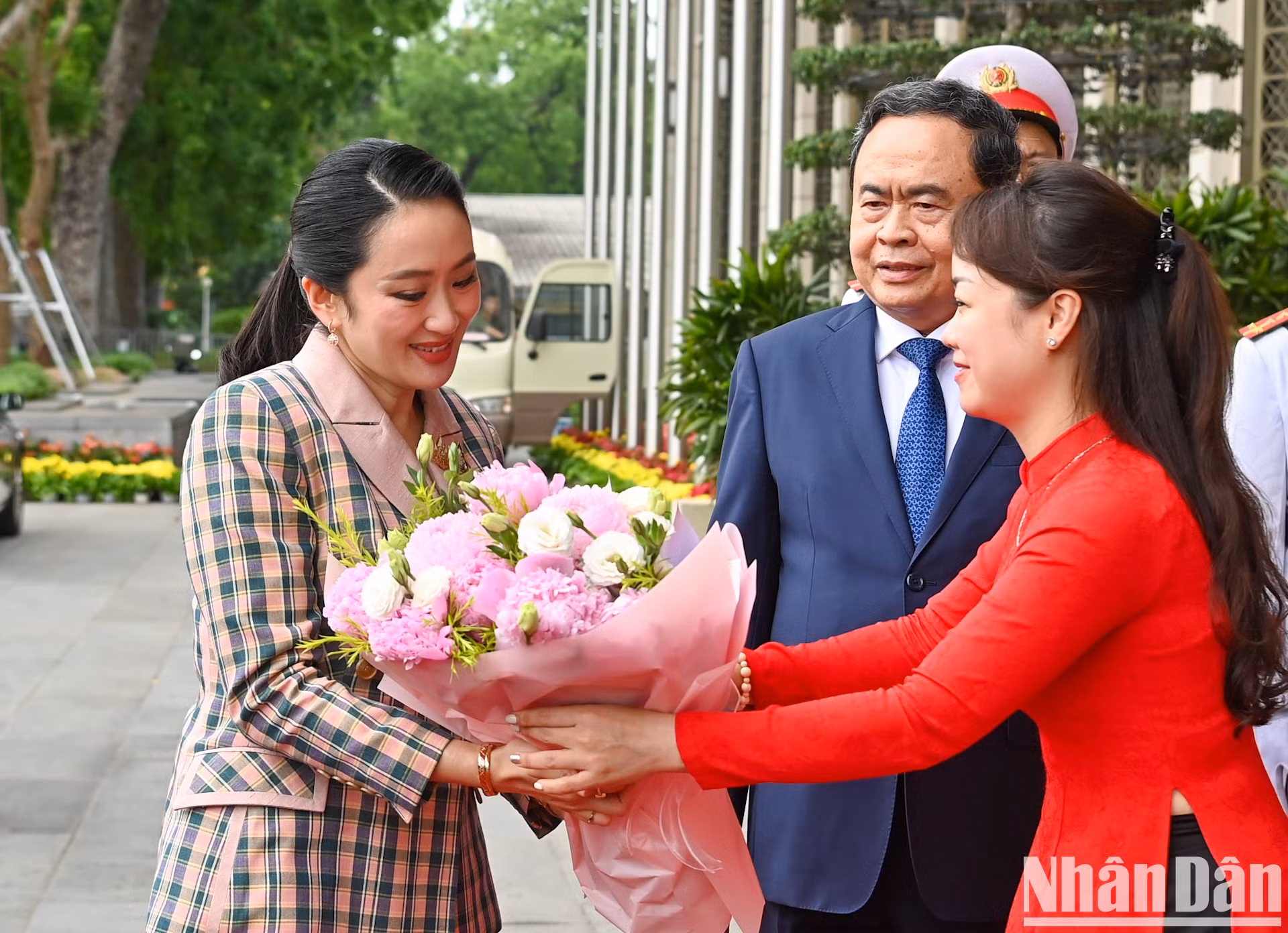 国会办公厅干部向泰国总理赠送鲜花。