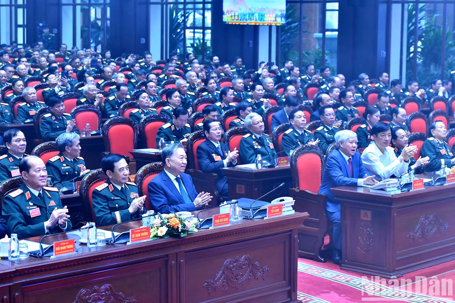 苏林总书记和各位代表出席活动。