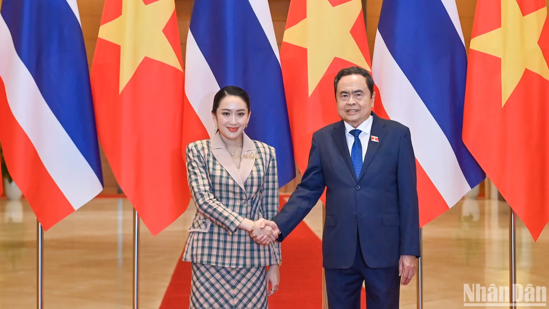 国会主席陈青敏和泰国总理佩通坦·钦那瓦。