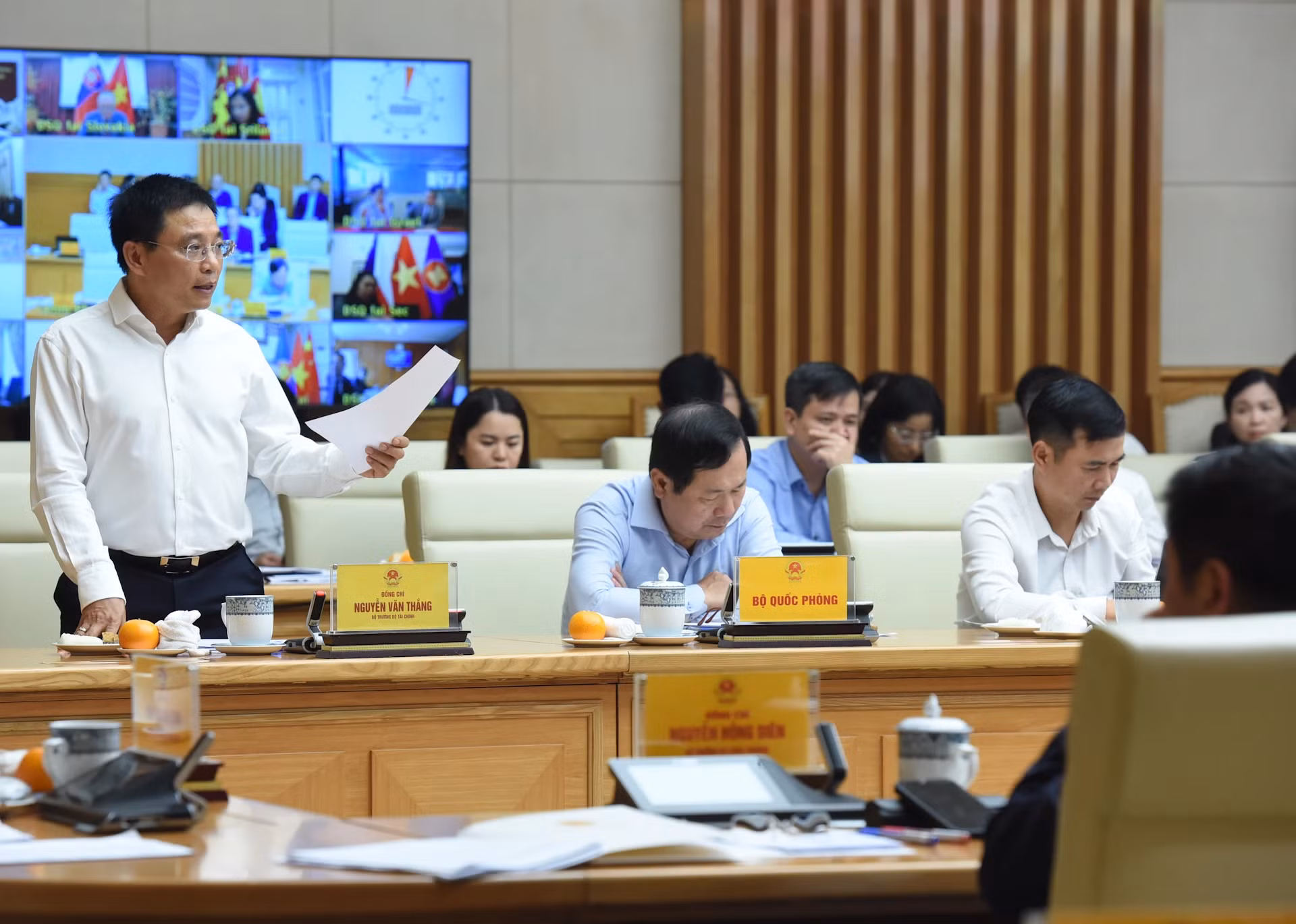 财政部部长阮文胜发表讲话。