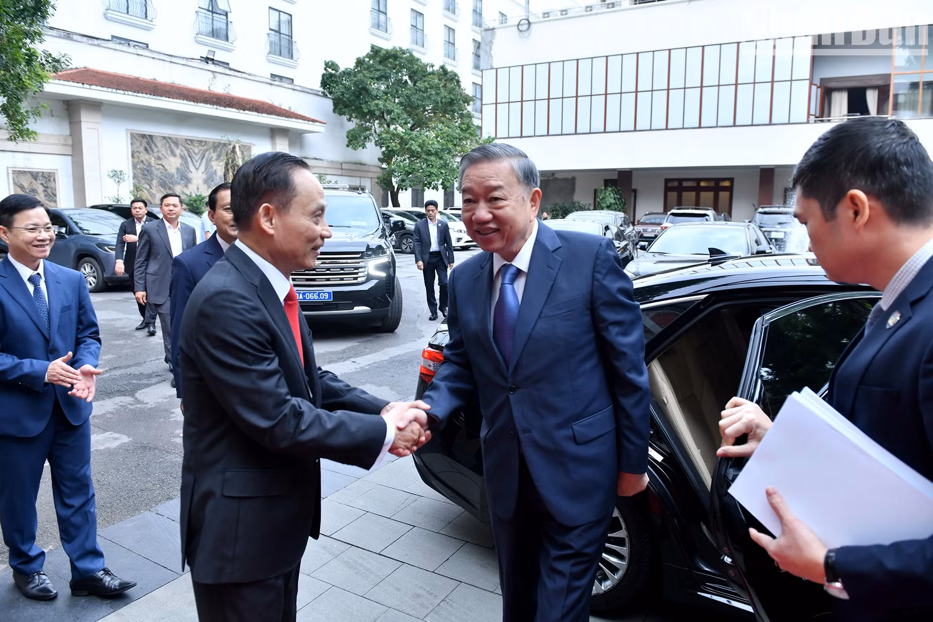 越共中央总书记苏林前来出席越共中央对外部传统日75周年纪念典礼。