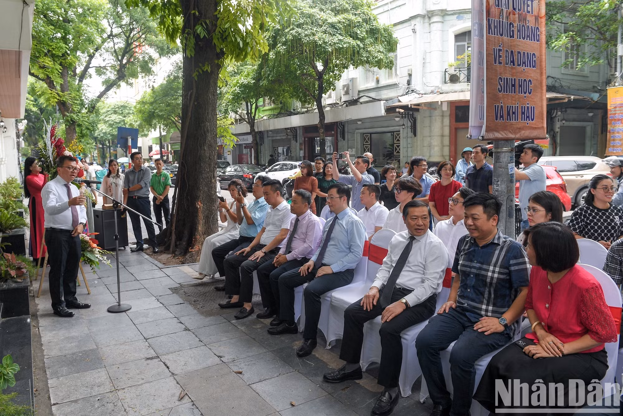 越共中央委员、中央宣教部常务副部长赖春门，越共中央委员、越南《人民报》社总编辑、中央宣教部副部长、越南新闻工作者协会主席黎国明，越南通信传媒部副部长阮青林，《人民报》社副总编辑丁如欢出席仪式。