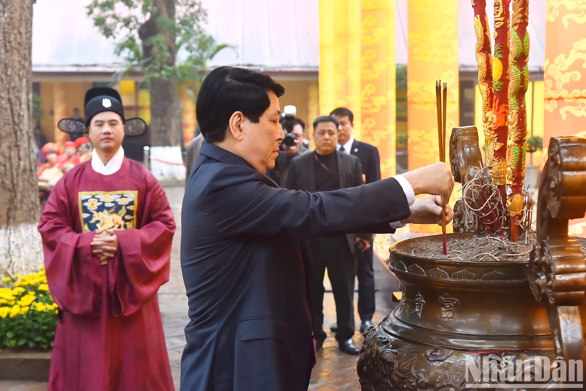 越南国家主席梁强进行进香开春仪式。