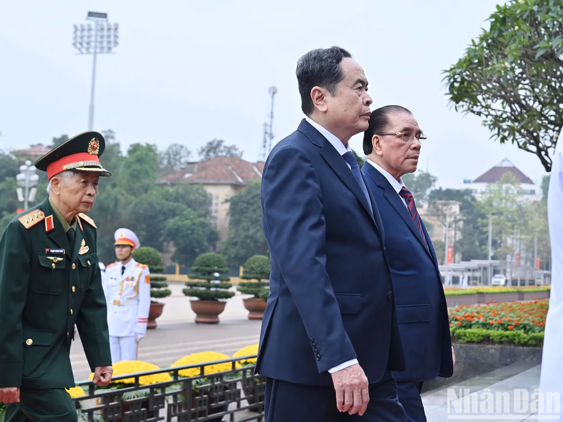 前越共中央总书记农德孟，越南国会主席陈青敏入陵瞻仰胡志明主席遗容。