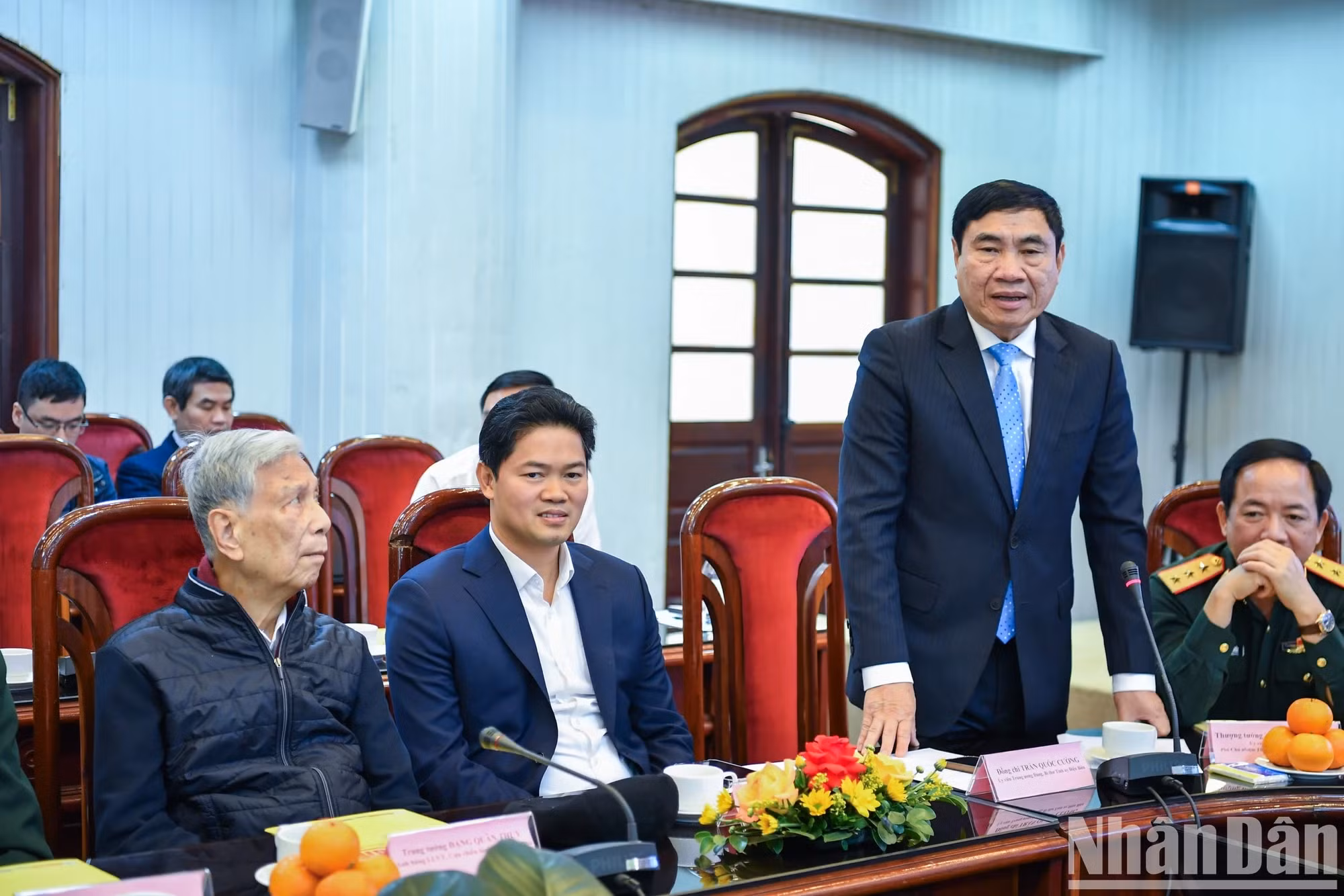 奠边省委书记陈国强在记者会上发表讲话。
