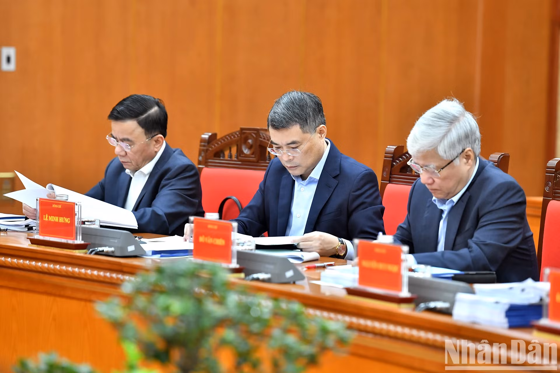 越共中央反腐败指导委员会成员与会。