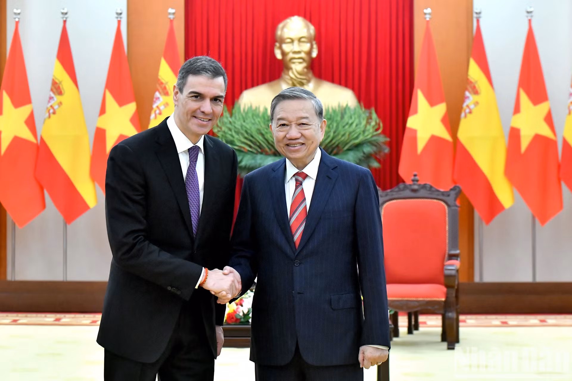 苏林总书记和班牙首相佩德罗·桑切斯·佩雷斯–卡斯特洪。