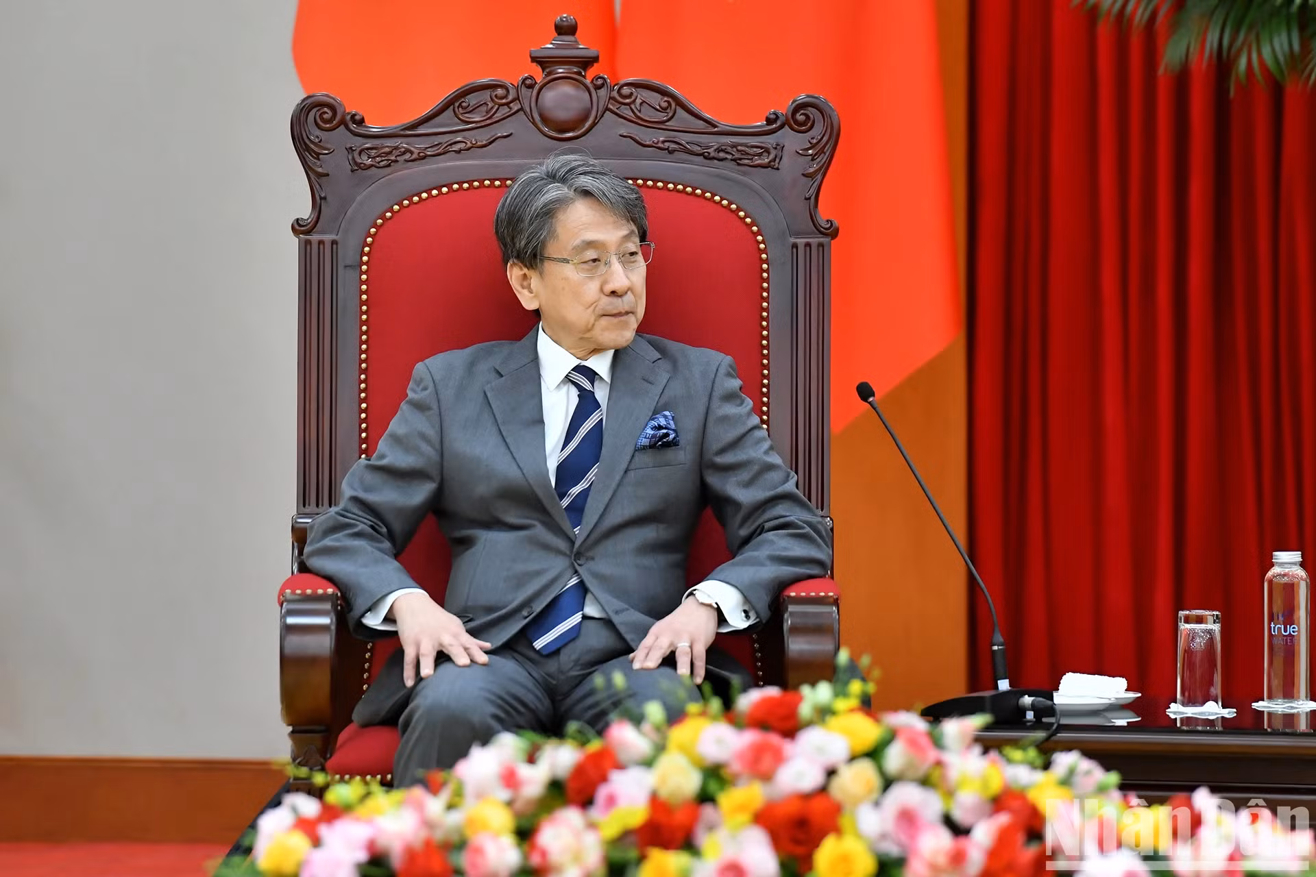 日本国际合作银行董事长前田匡史发表讲话。