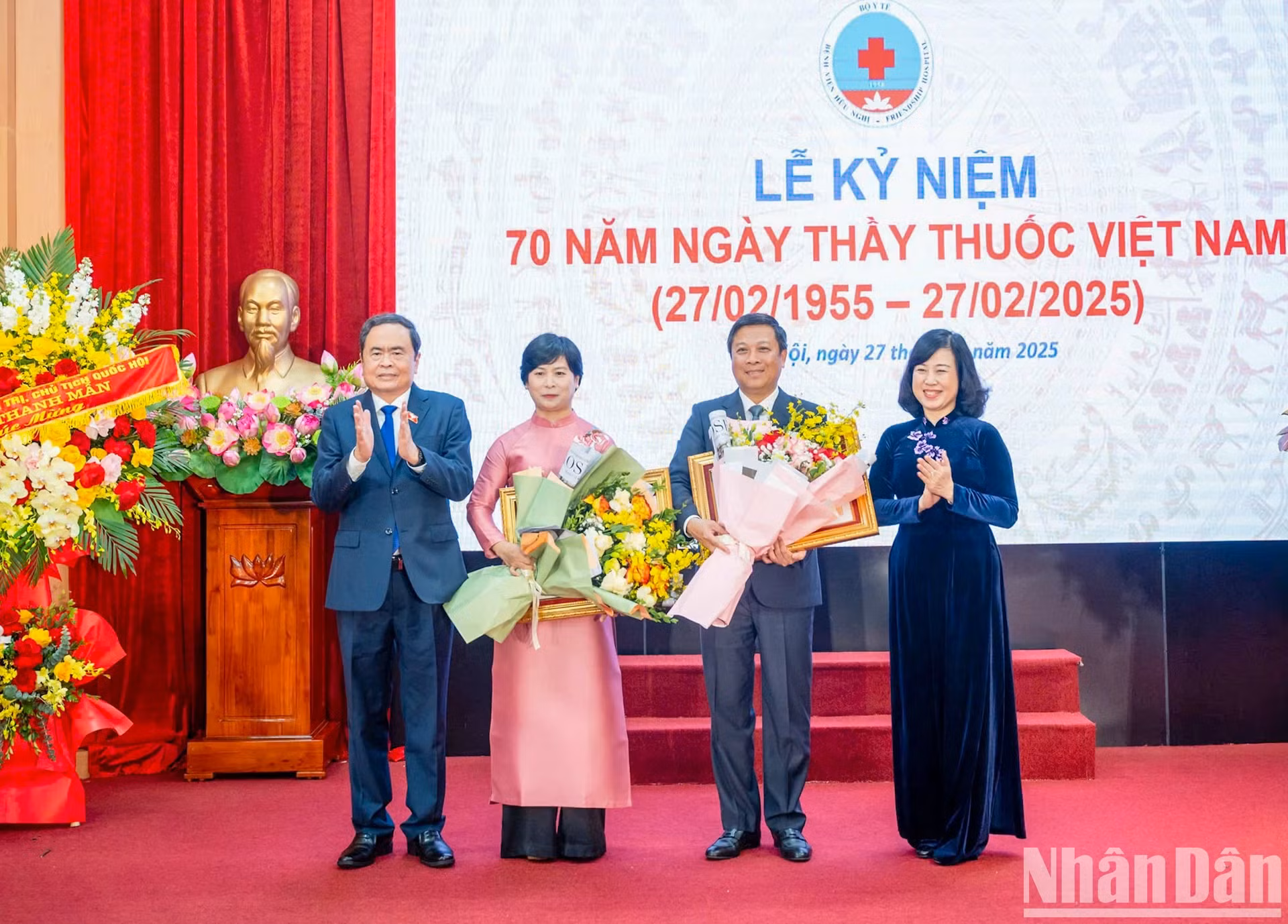 国会主席陈青敏向友谊医院的2名个人授予“优秀医师”称号。