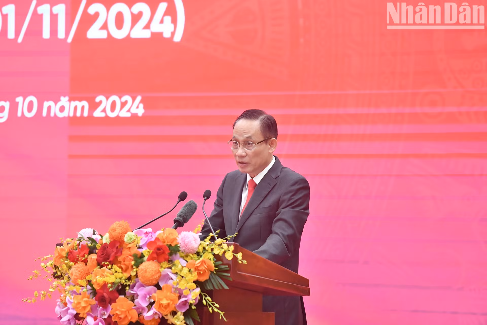 越共中央书记处书记、中央对外部部长黎怀忠发表讲话。