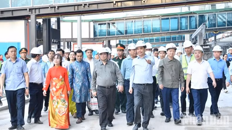 范明正总理视察胡志明市新山一国际机场T3航站楼项目。