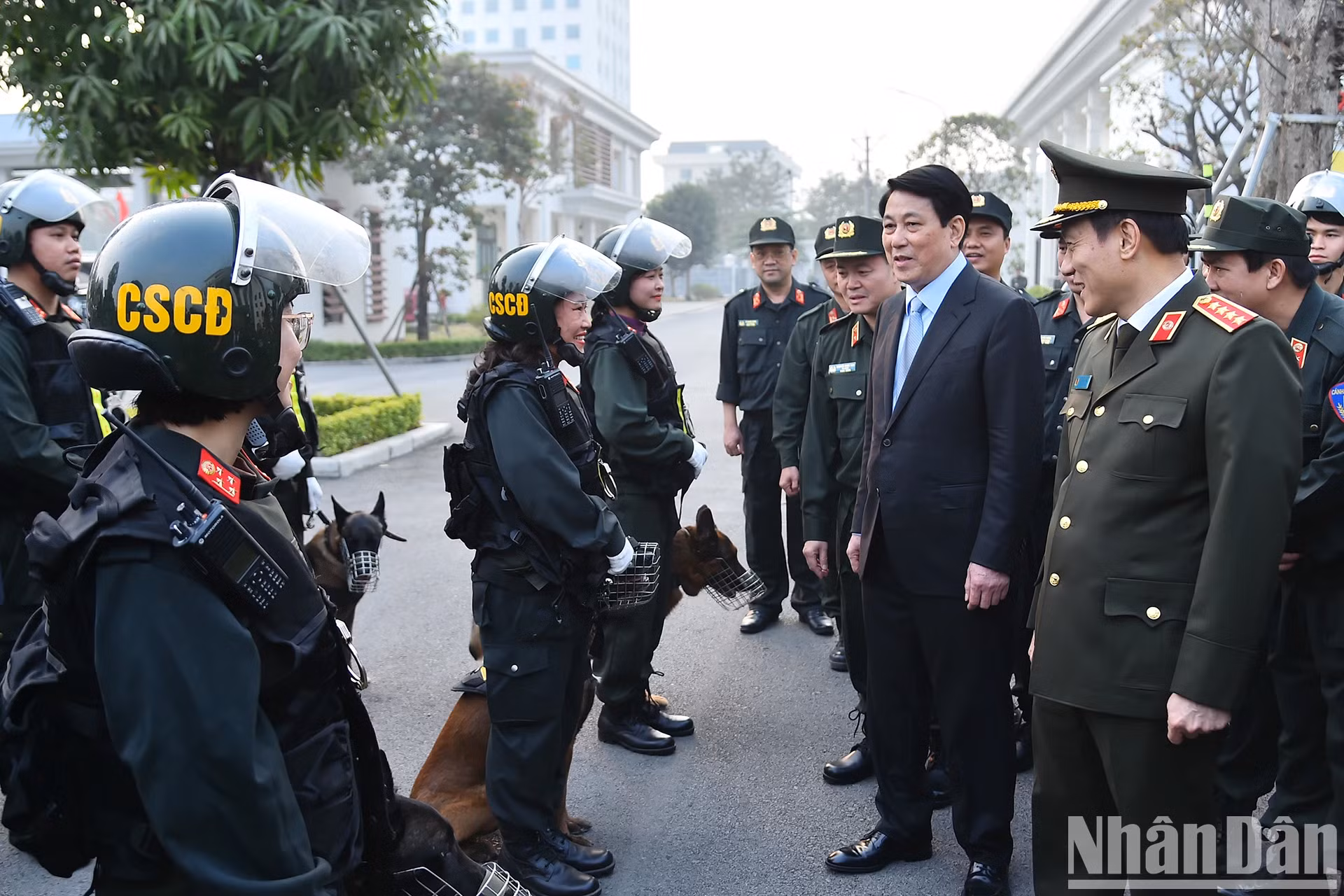国家主席梁强问候机动警察司令部官兵。