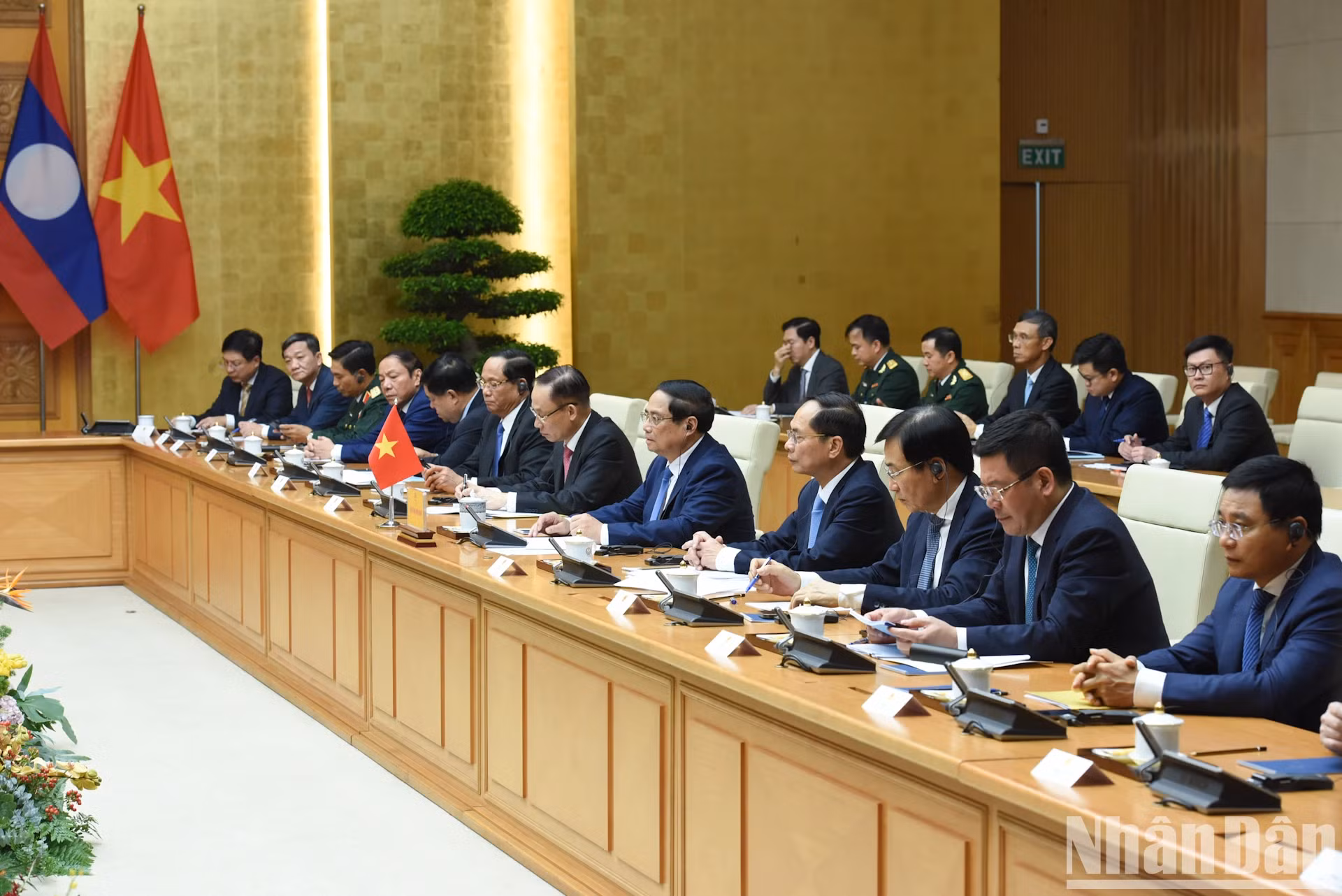 范明正总理和越南政府成员。