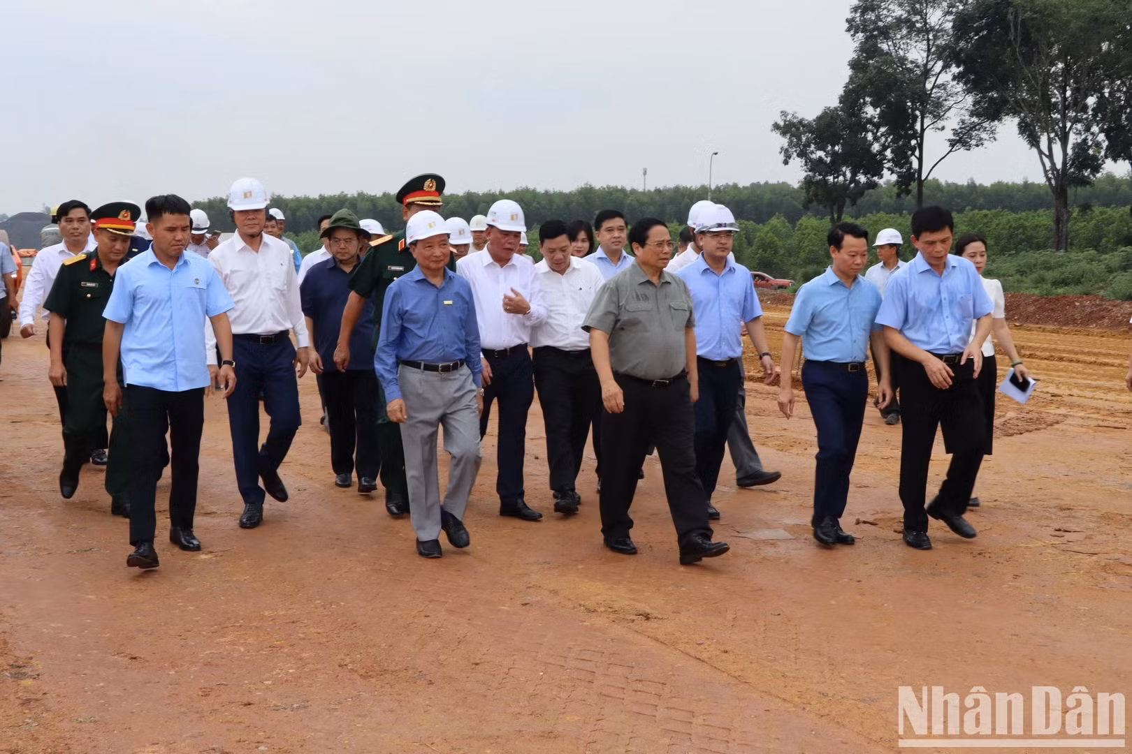 越南政府总理范明正和政府工作代表团视察边和-头顿高速公路项目途经同奈省路段施工进度。
