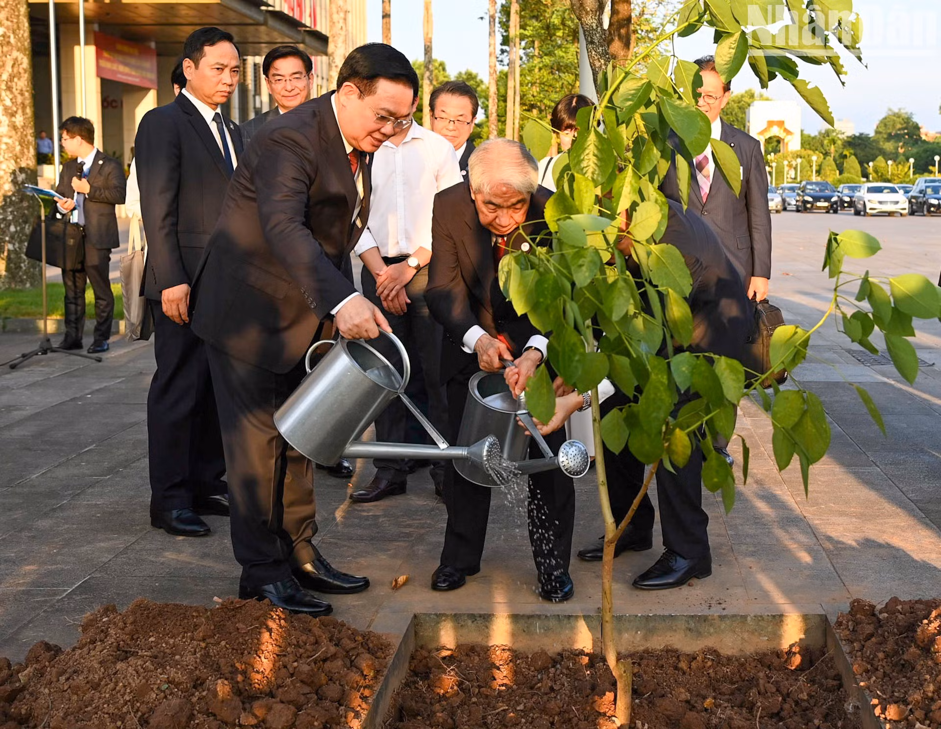 越南国会主席王廷惠和日本参议院议长尾辻秀久种植珊瑚树。