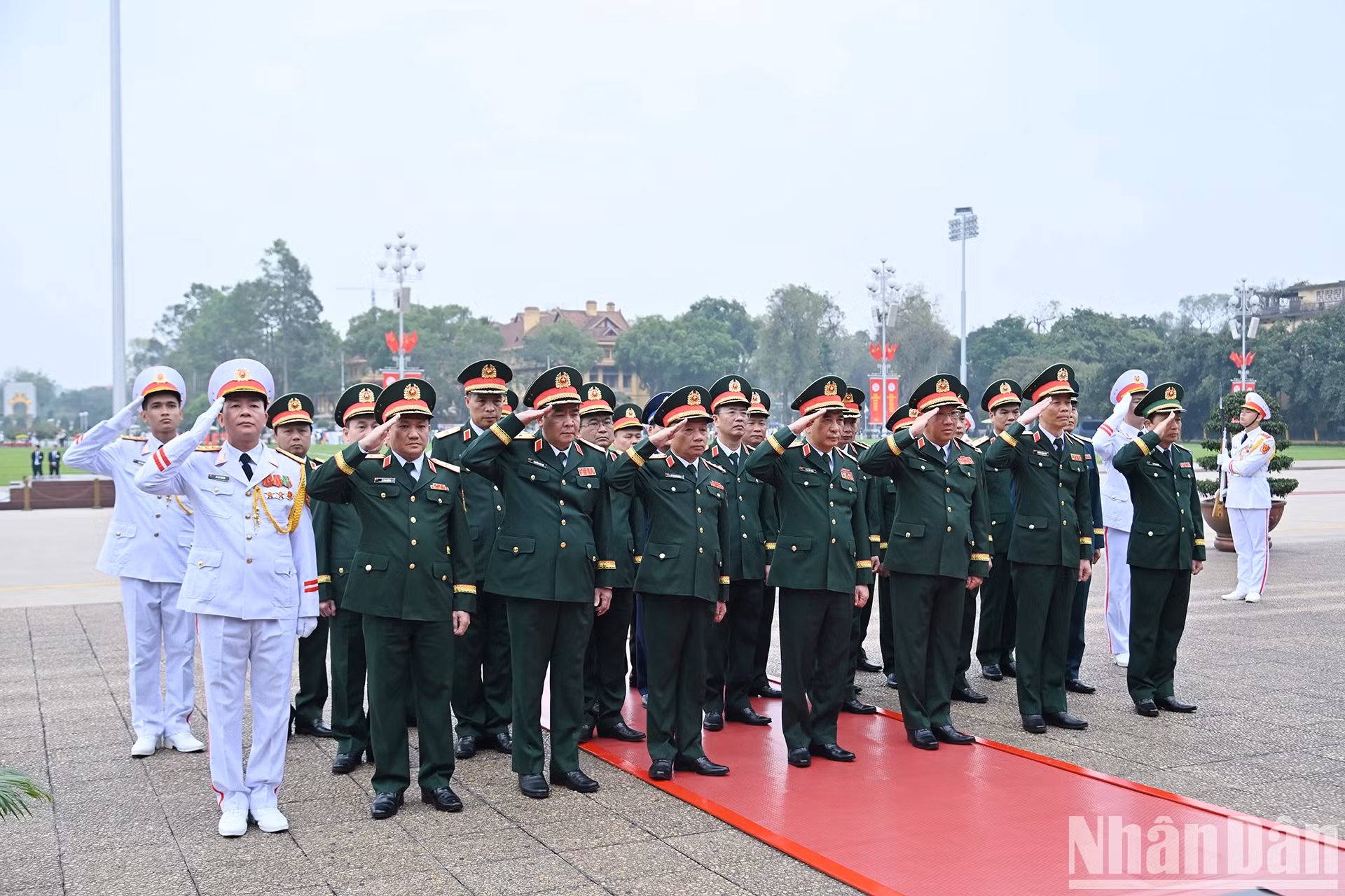 越共中央军委 - 国防部代表团缅怀胡志明主席。