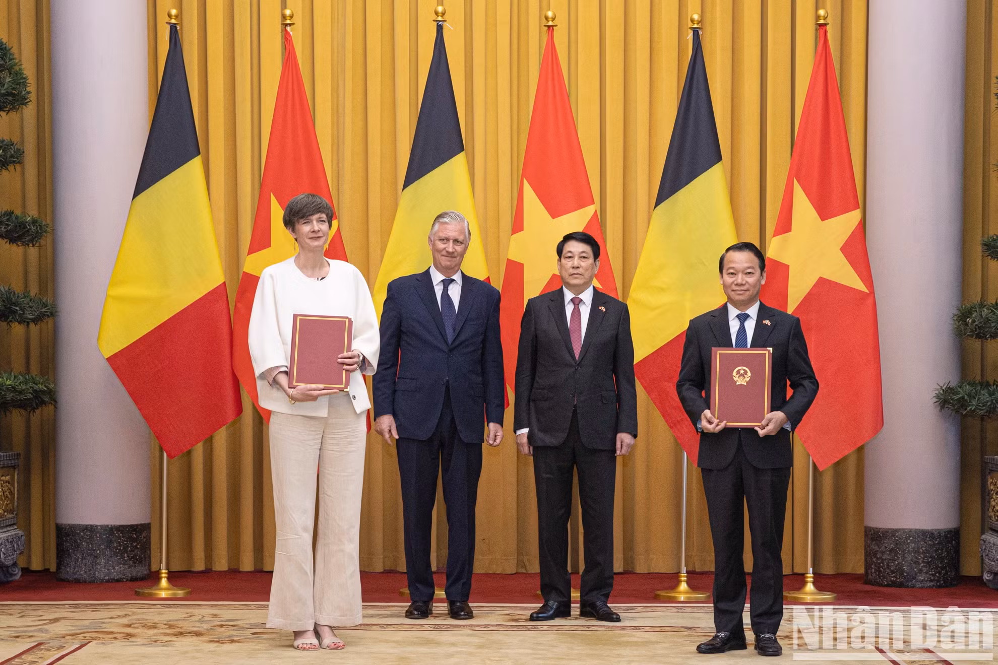 农业与环境部部长杜德维同布鲁塞尔大区首席大臣鲁迪·维尔乌特部长互换“越南农业与环境部水文气象和气候变化研究院与弗拉芒大区技术研究组织之间的合作谅解备忘录”。 农业与环境部部长杜德维同布鲁塞尔大区首席大臣鲁迪·维尔乌特部长互换“越南农业与环境部水文气象和气候变化研究院与弗拉芒大区技术研究组织之间的合作谅解备忘录”。