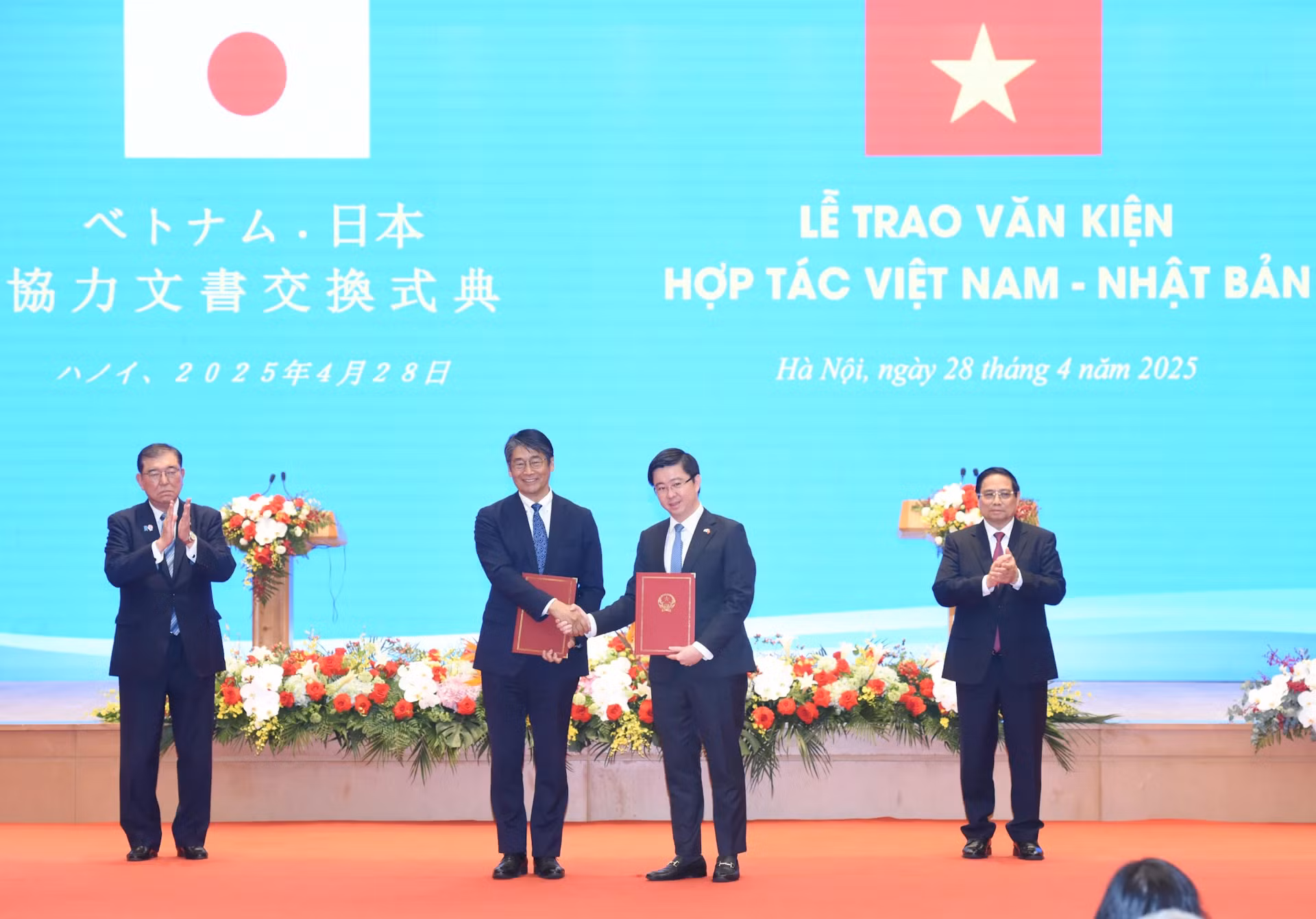 越南科技部副部长裴黄芳和本驻越南大使伊藤直树互换越南科技部与日本文部科学省关于在半导体领域开展研发合作的谅解备忘录。