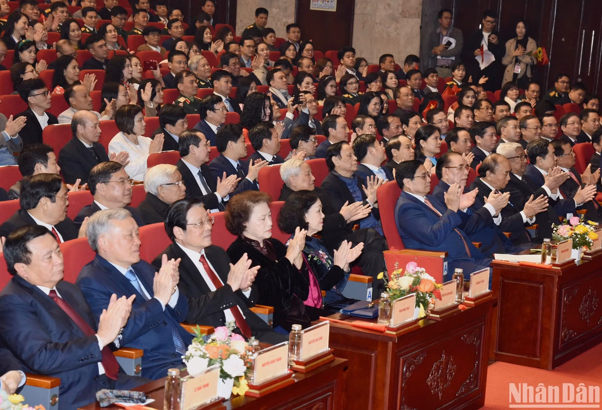 党和国家领导出席典礼。 党和国家领导出席典礼。