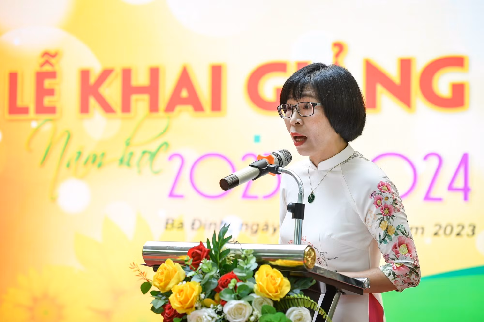 巴亭郡黃花探初中学校校长在开学典礼上发表讲话。