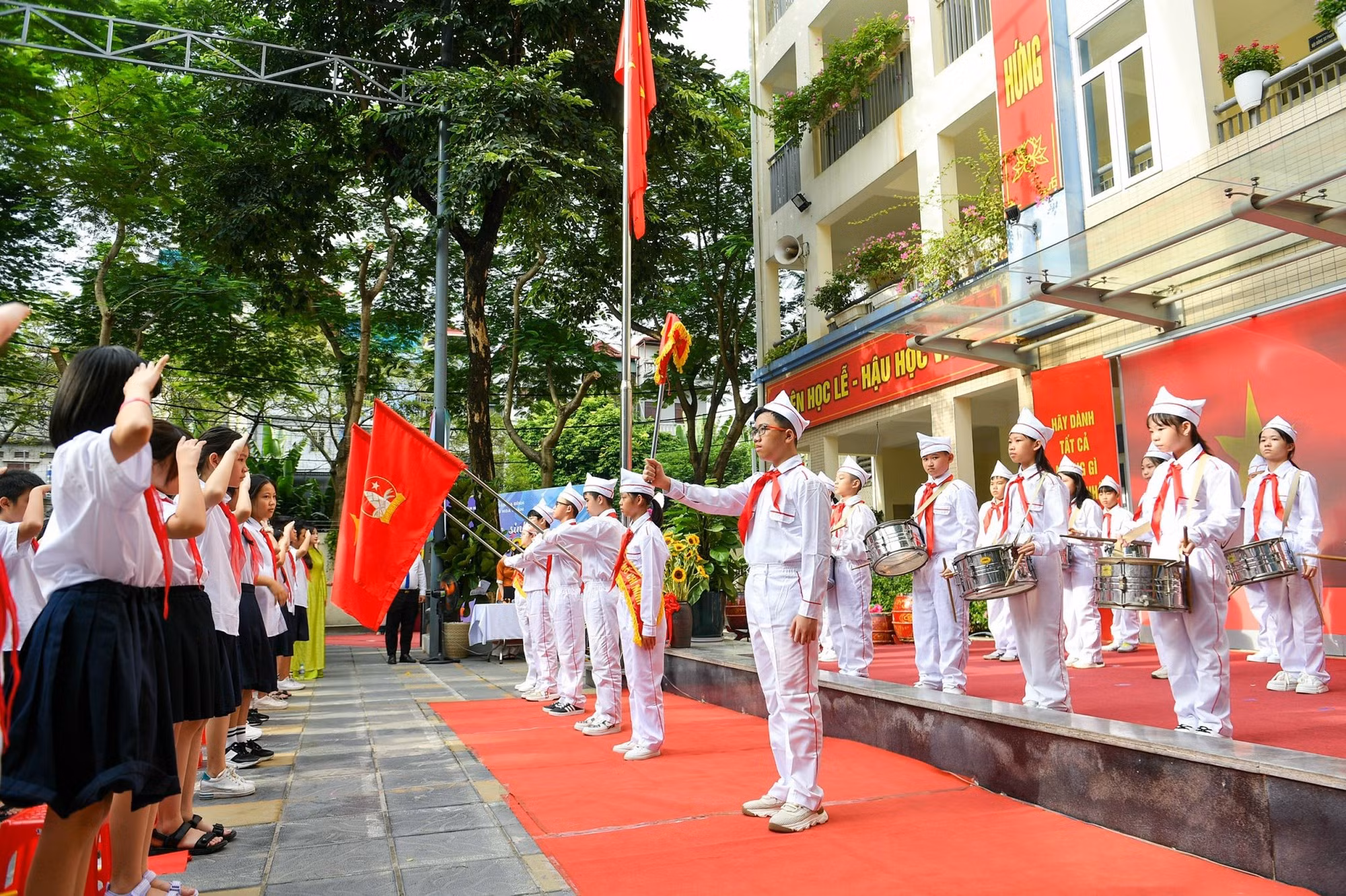 学生们向国旗敬礼。