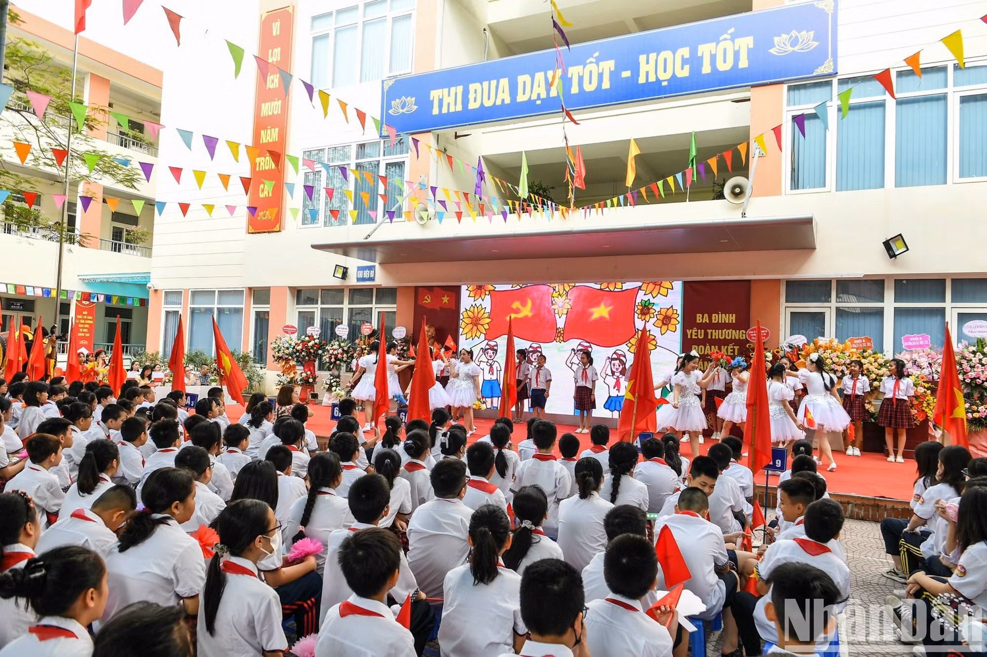 巴亭初中学校师生参加2023-2024新学年开学典礼。