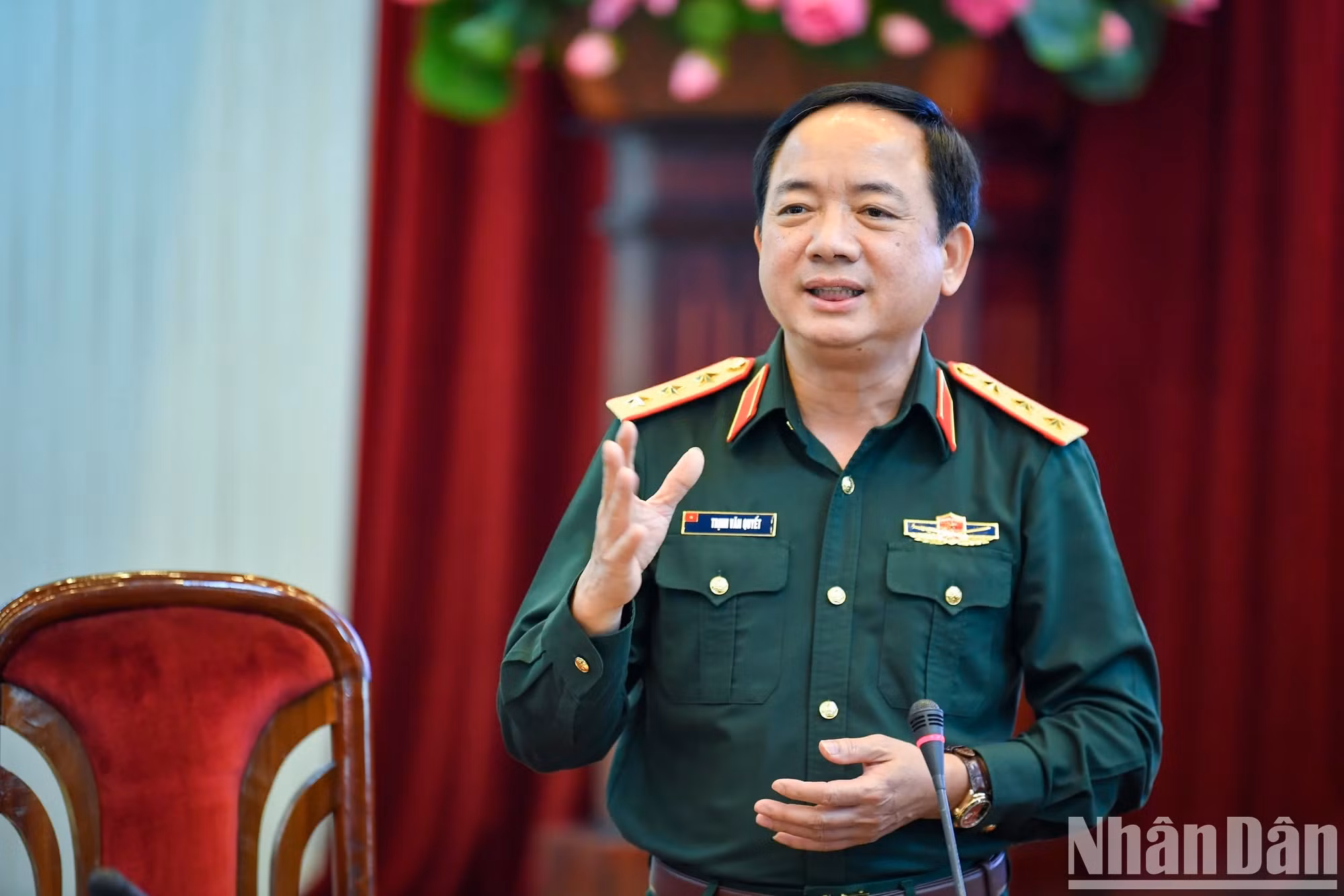 越共中央委员、越南人民军总政治局副主任郑文决在记者会上发表讲话。