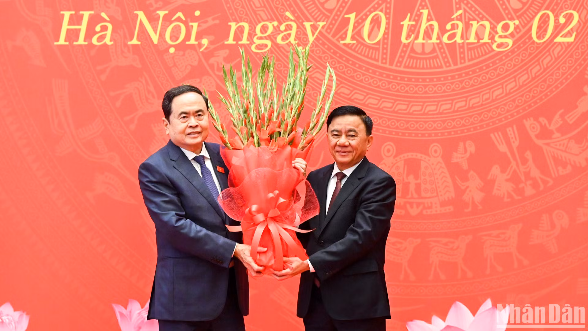 越共中央书记处常务书记陈锦绣向国会主席陈青敏赠送鲜花。