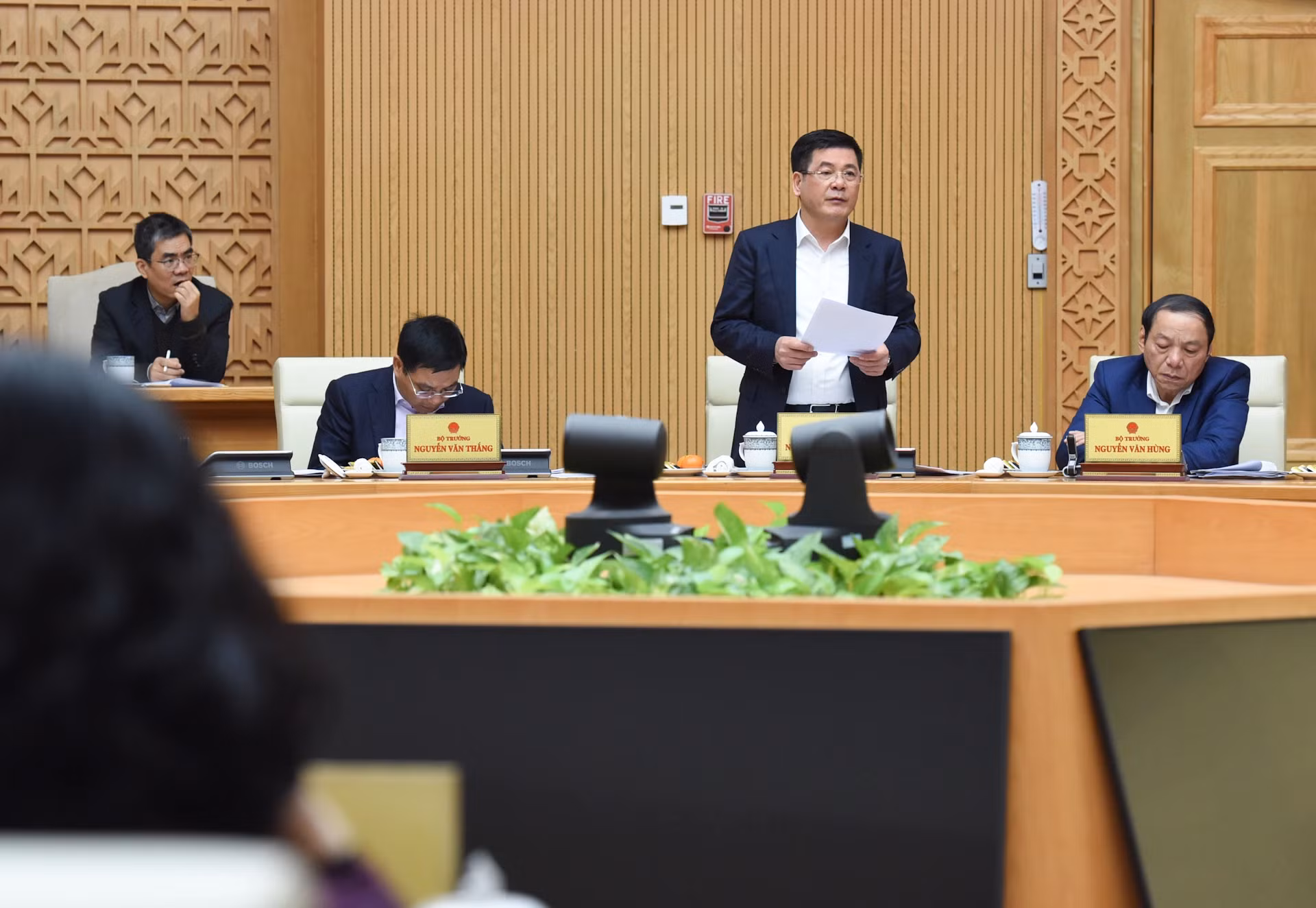 越南工贸部部长阮鸿延发表讲话。