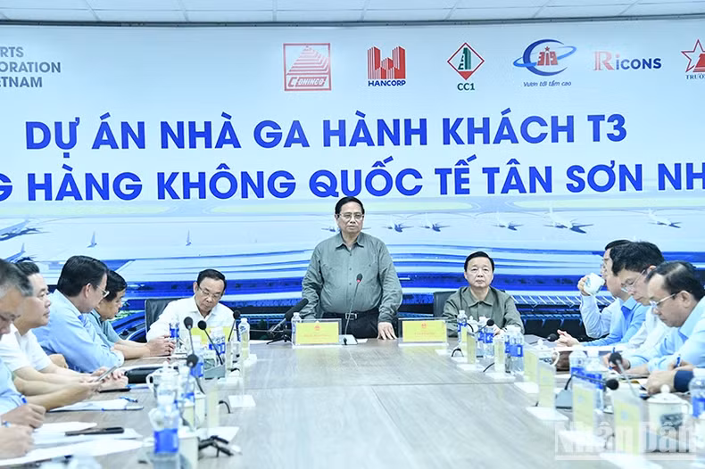 范明正总理发表讲话。