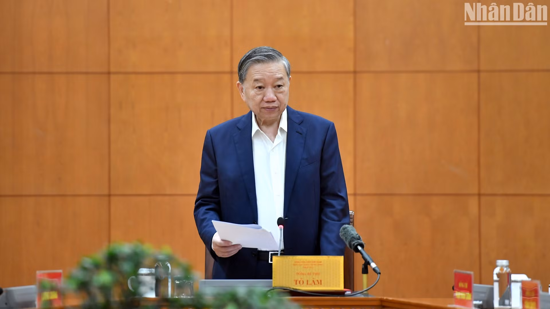 苏林总书记主持会议。
