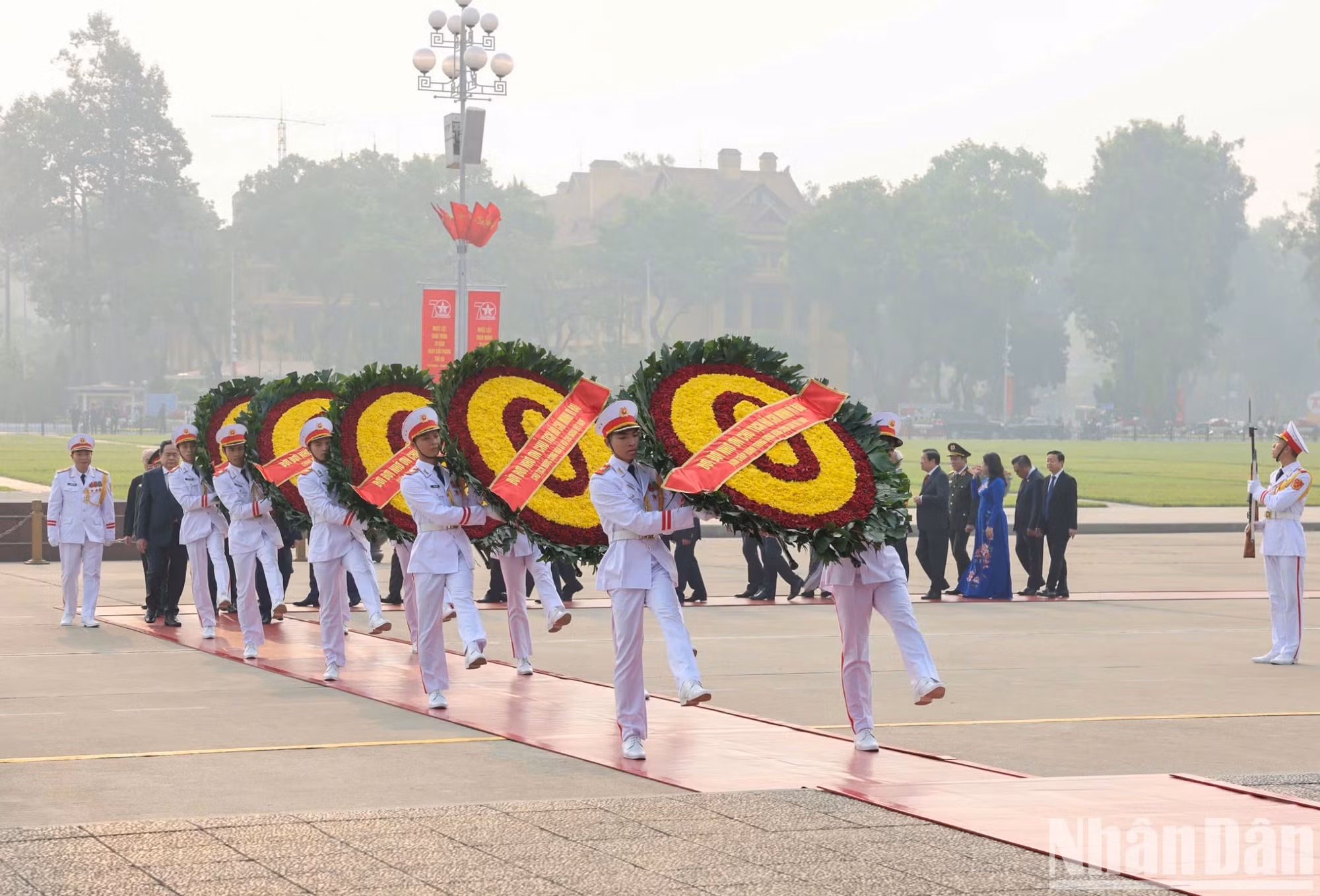 代表团的花圈飘带上写道:“永远铭记伟大胡志明主席的功劳”。 代表团的花圈飘带上写道:“永远铭记伟大胡志明主席的功劳”。