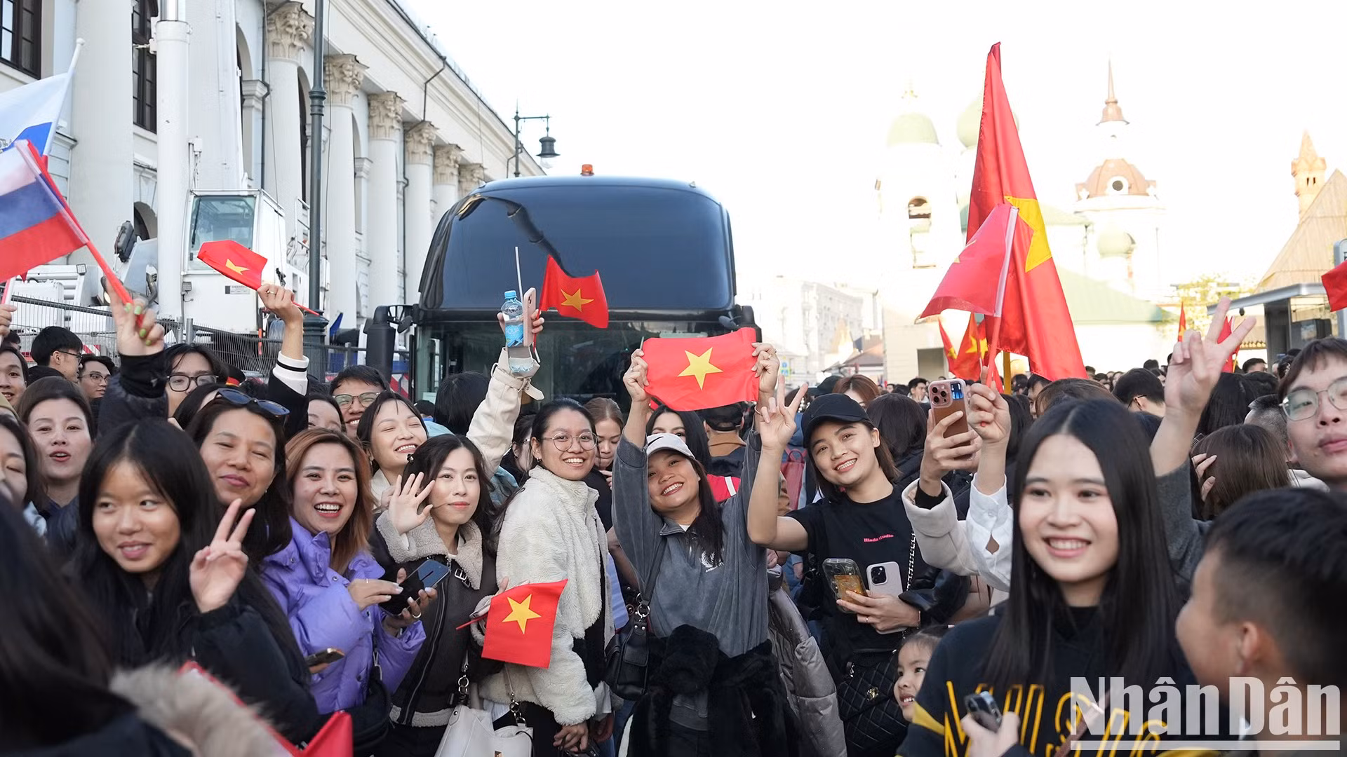旅居俄罗斯越南人的爱国精神营造热闹非凡的气氛。 旅居俄罗斯越南人的爱国精神营造热闹非凡的气氛。