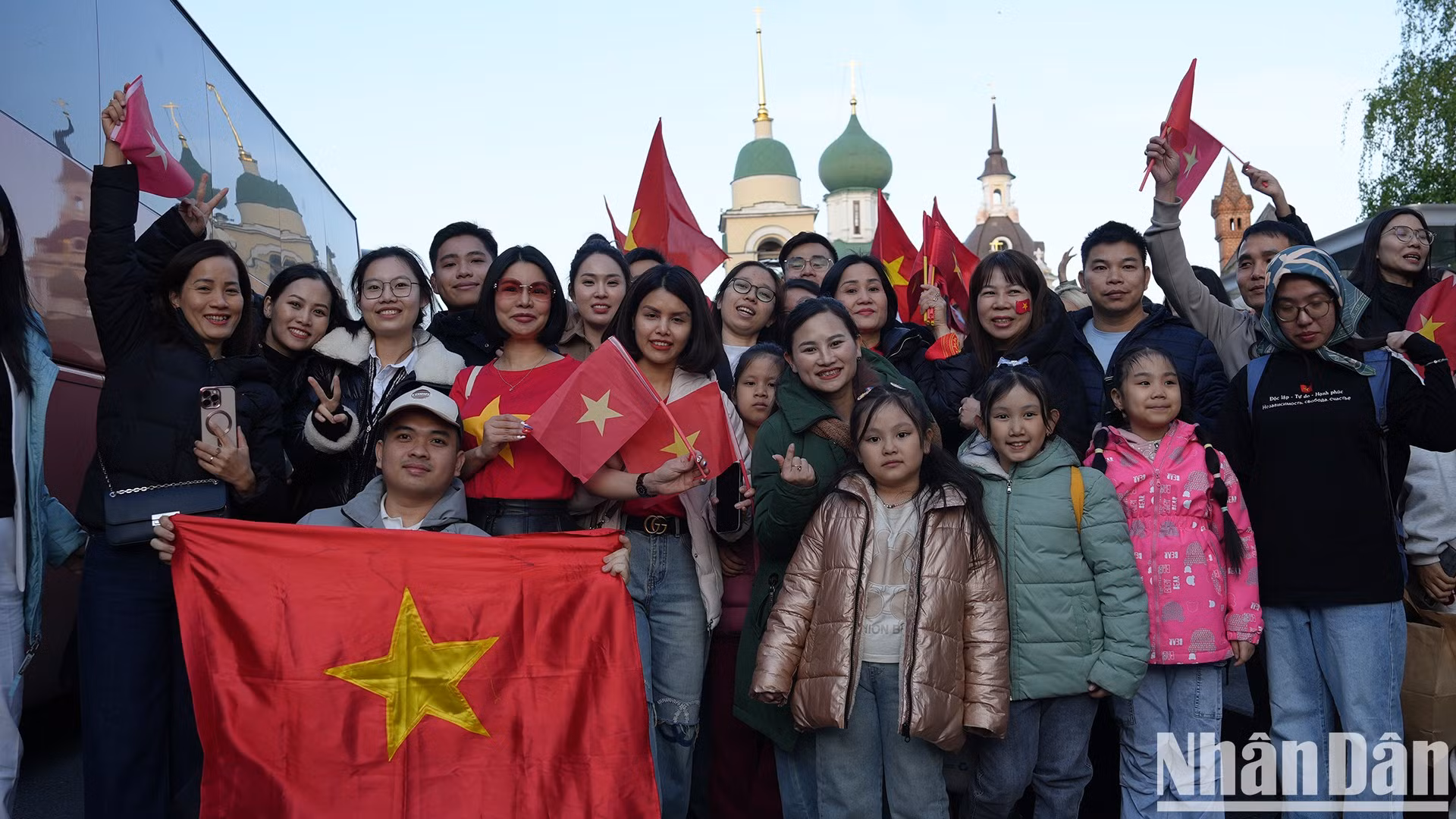 在俄罗斯就读的越南学生和旅居俄罗斯越南人带着孩子前来欢迎并鼓励越南军人。 在俄罗斯就读的越南学生和旅居俄罗斯越南人带着孩子前来欢迎并鼓励越南军人。