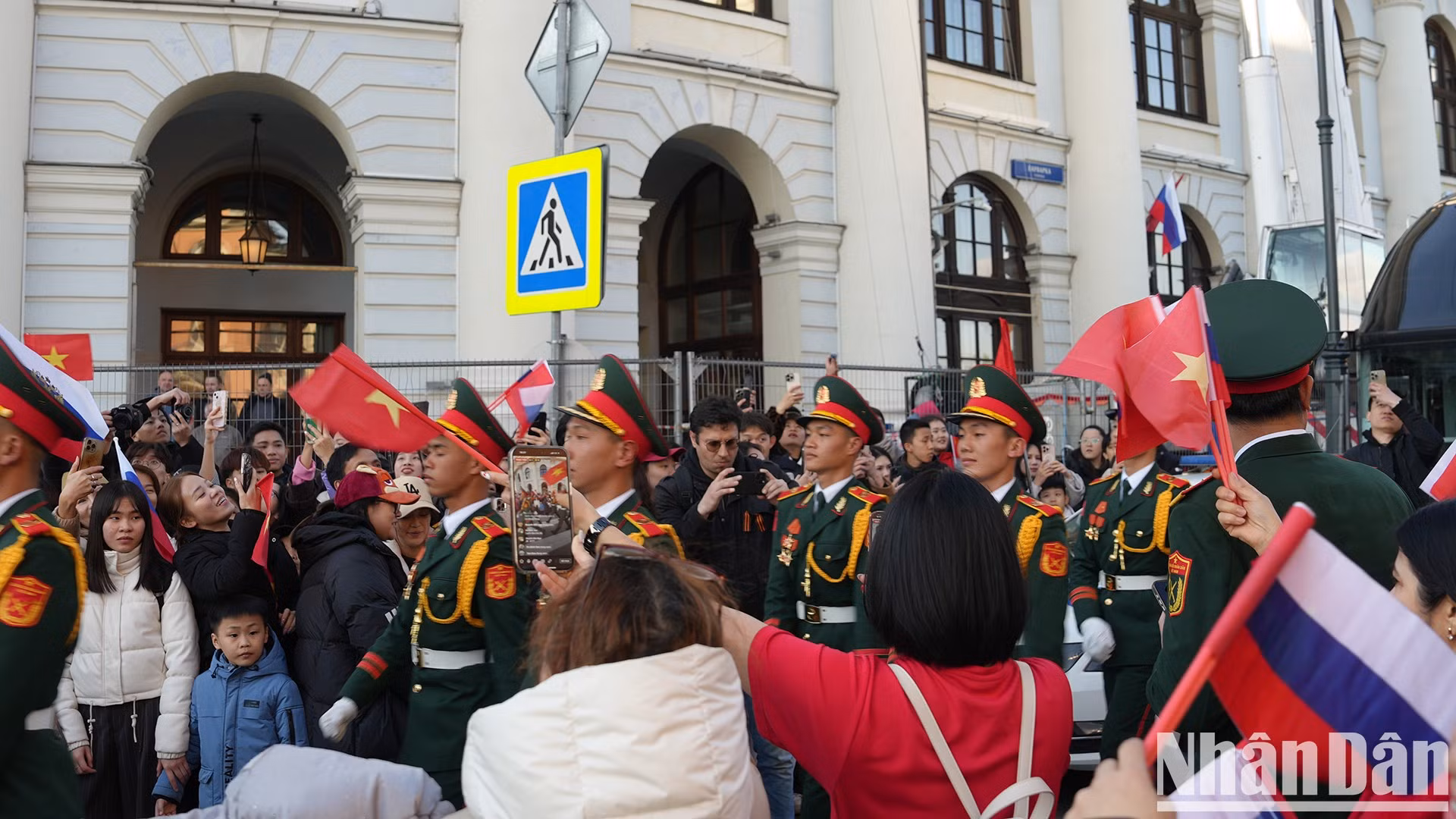 旅居俄罗斯越南人热烈欢迎越南人民军代表团在红场开展阅兵训练活动。 旅居俄罗斯越南人热烈欢迎越南人民军代表团在红场开展阅兵训练活动。