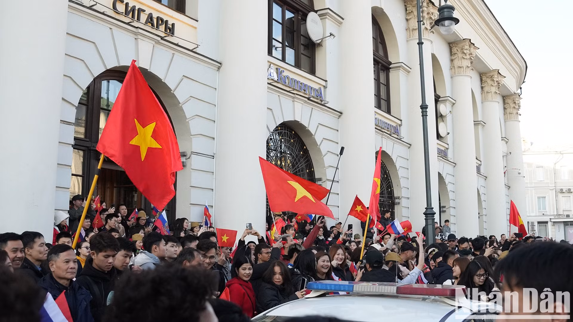 许多家庭提前结束营业,前来为战士们加油。 许多家庭提前结束营业,前来为战士们加油。