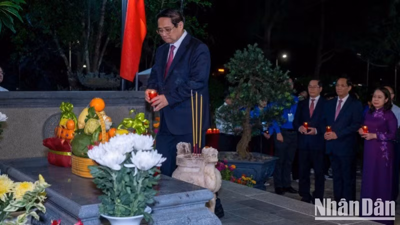 纪念活动开始之前，范明正总理以及党和国家领导人在黎鸿峰总书记墓前点燃蜡烛，表达感恩之心。