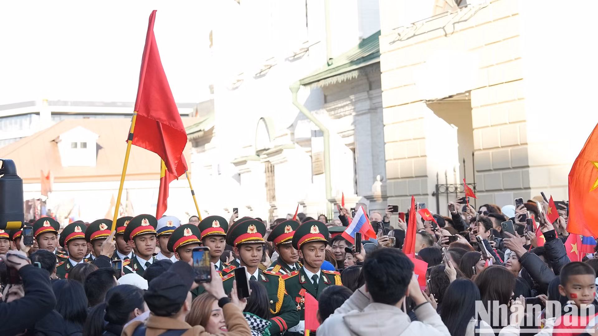 众多旅居俄罗斯越南人向越南人民军代表团表示热了欢迎。 众多旅居俄罗斯越南人向越南人民军代表团表示热了欢迎。