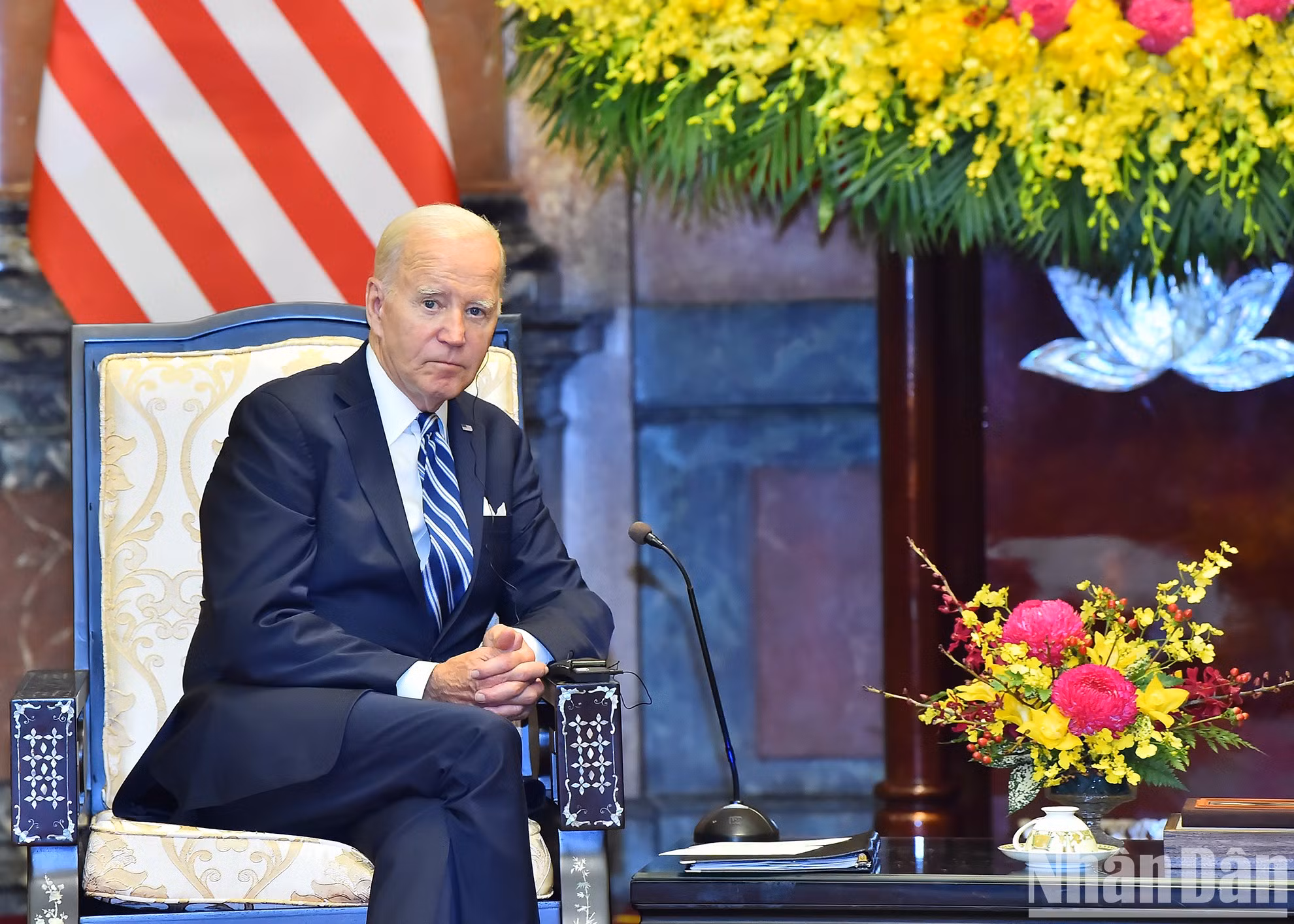 美国总统乔·拜登在会见中发表讲话。