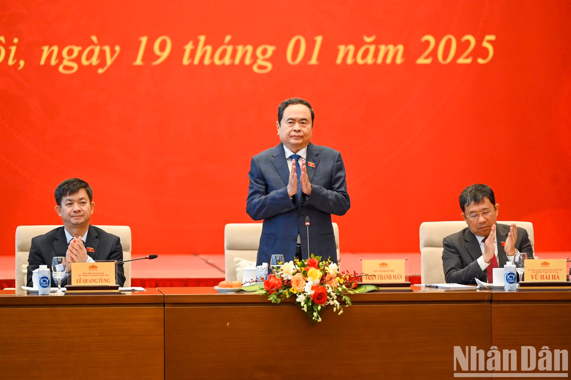 国会主席陈青敏发表讲话。