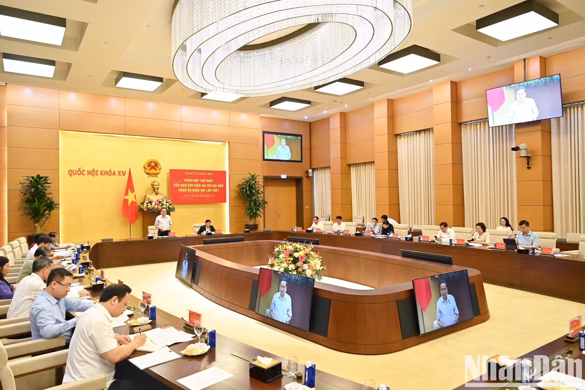 国会主席陈青敏主持召开越南国会党部第一次代表大会文件起草小组第一次会议【组图】 ảnh 1
