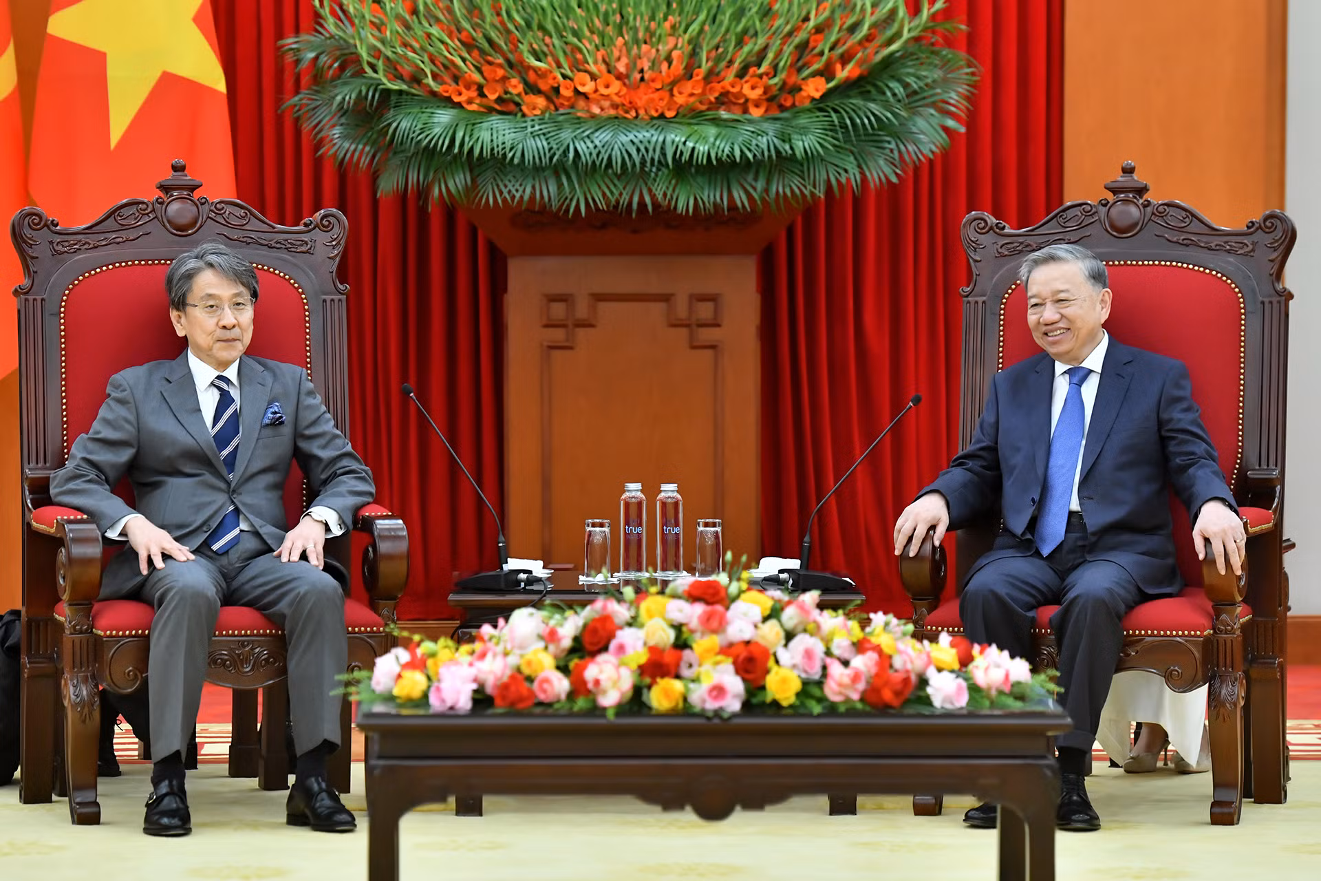 苏林总书记会见日本国际合作银行董事长前田匡史。