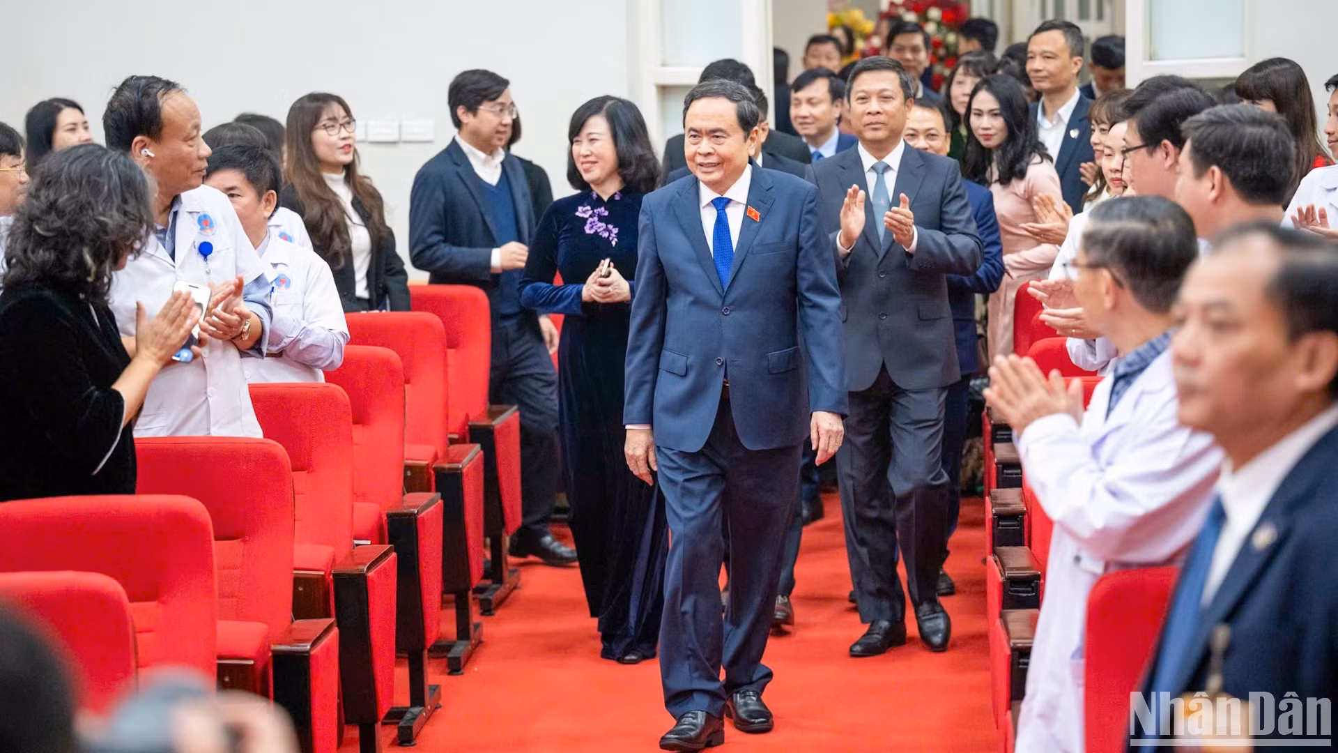 越南国会主席陈青敏出席在友谊医院举行的越南医师节70周年庆典。