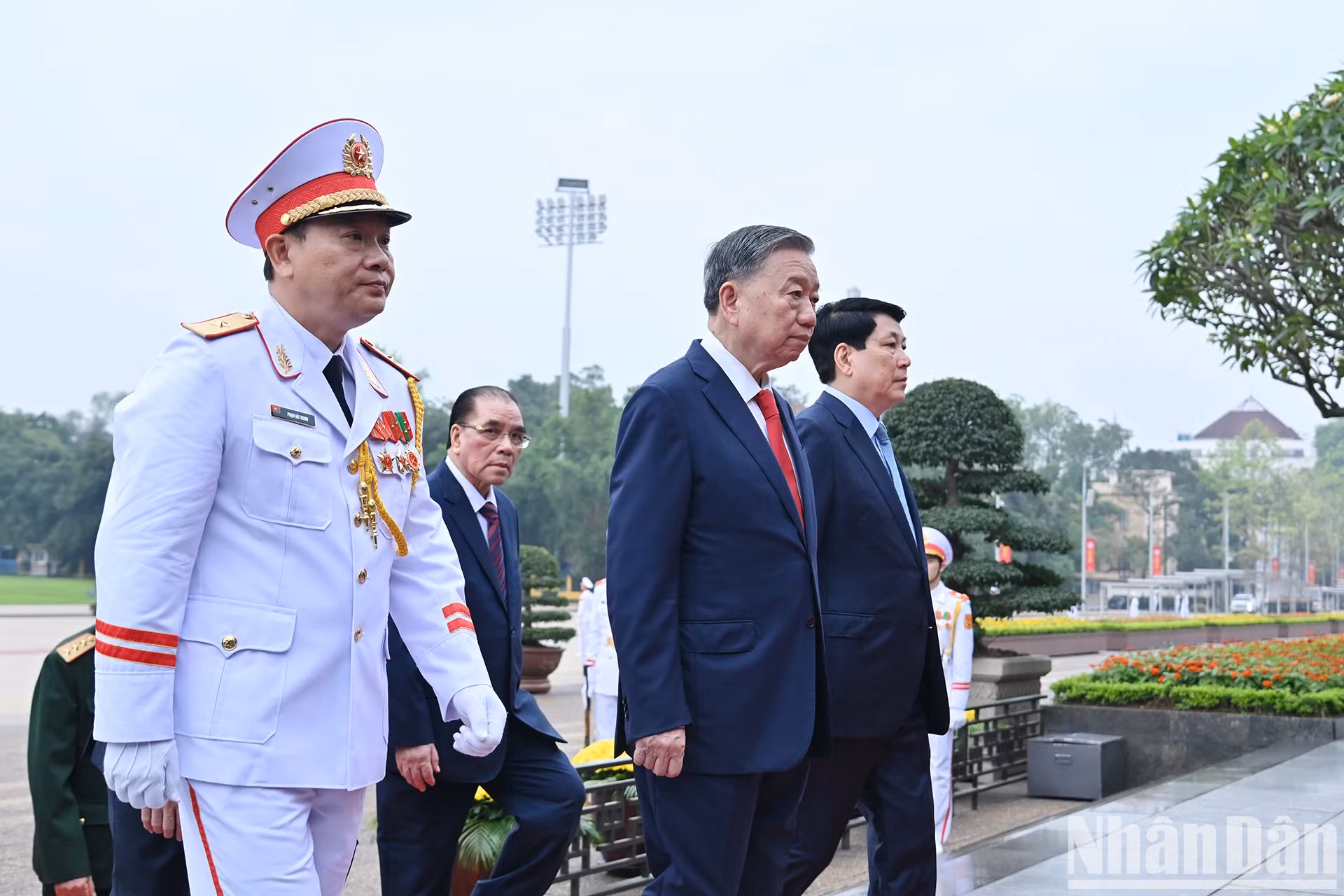 越共中央总书记苏林和国家主席梁强入陵瞻仰胡志明主席遗容。