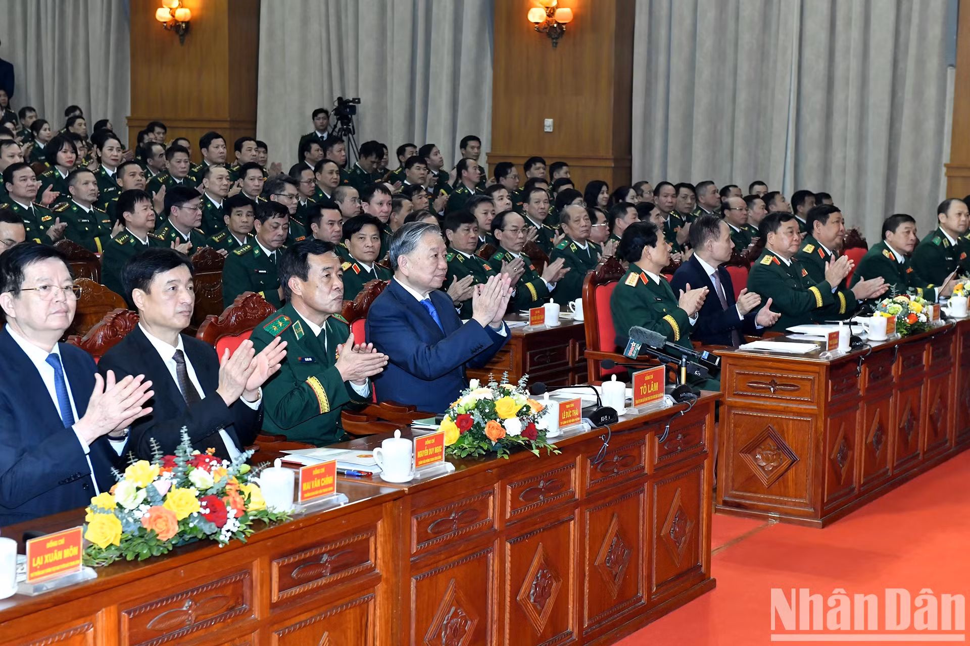 越共中央总书记苏林走访边防部队司令部。
