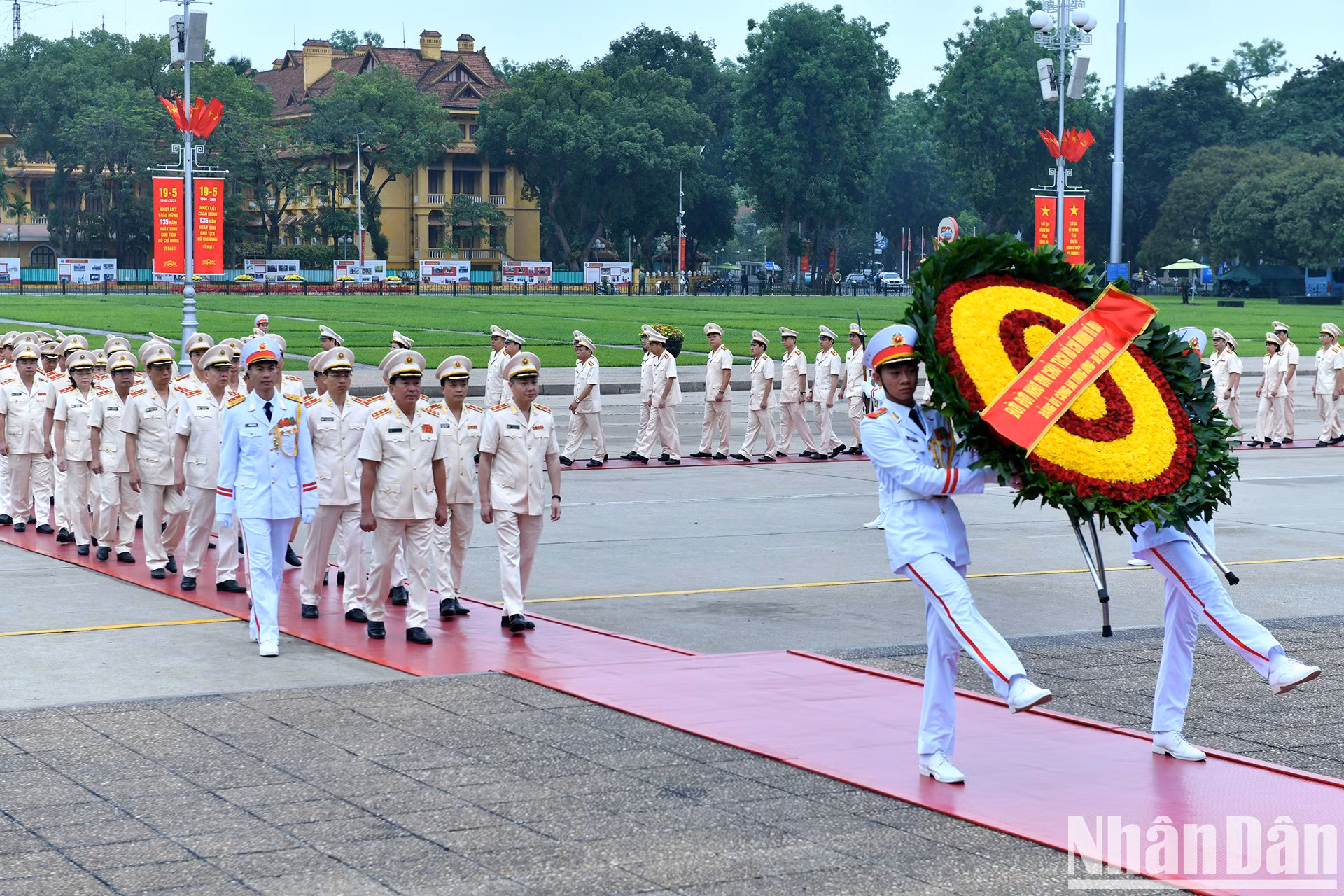 中央公安党委——公安部代表团拜谒胡志明主席陵。