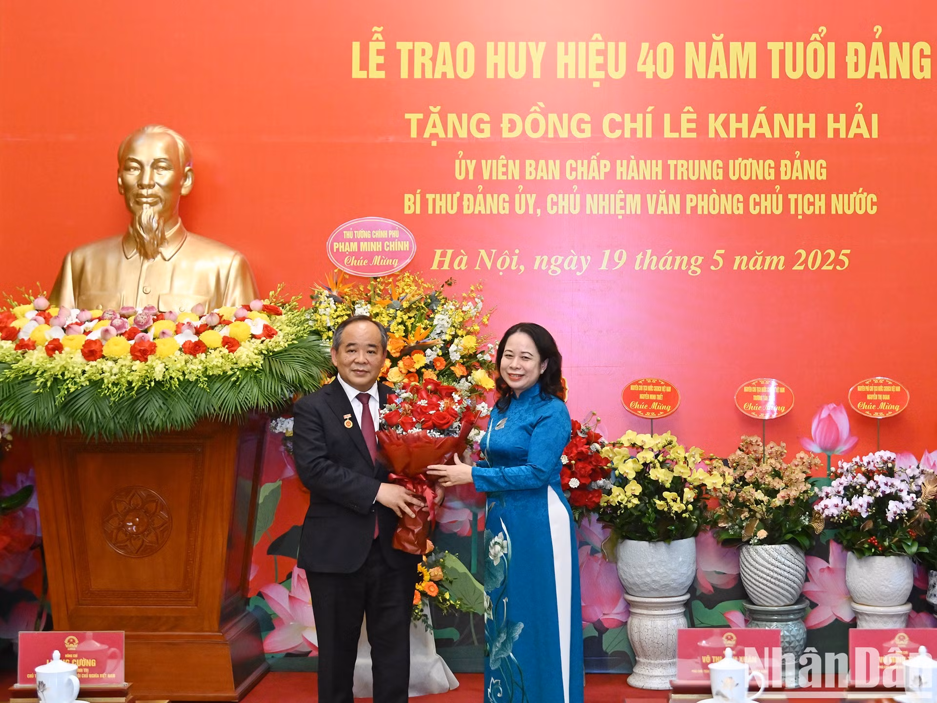 国家副主席武氏映春向国家主席办公厅主任黎庆海赠送鲜花，表示祝贺。