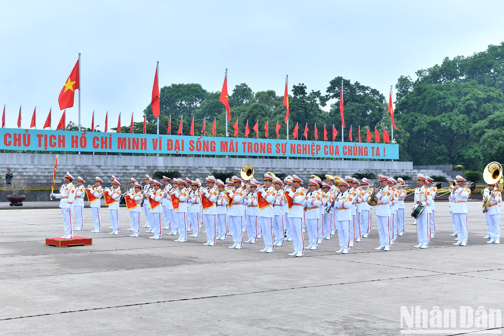 军乐团在巴亭广场举行仪式。